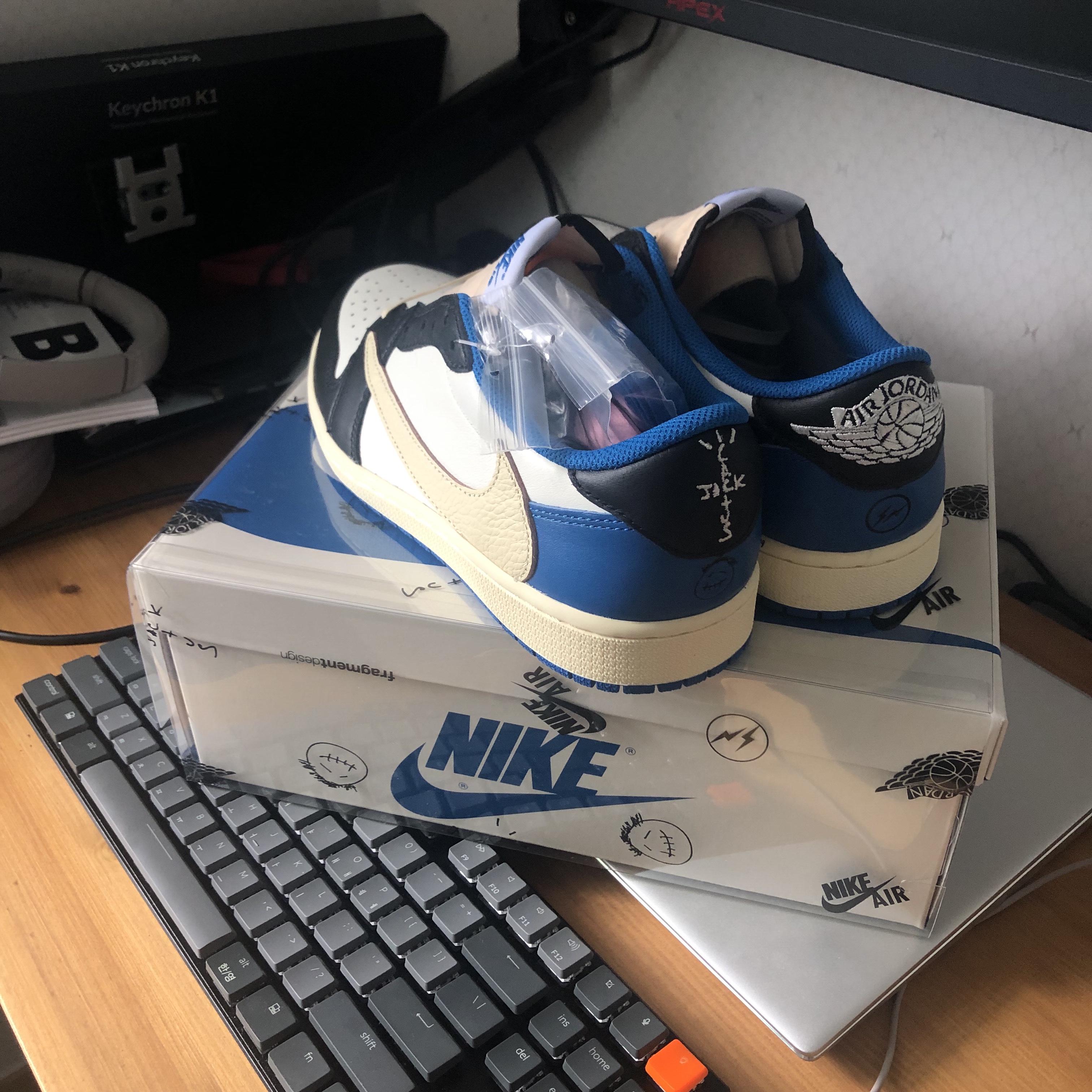 Jordan 1 x Travis Scott x Fragment Retro Low OG SP Military Blue 착용 스타일 - 4