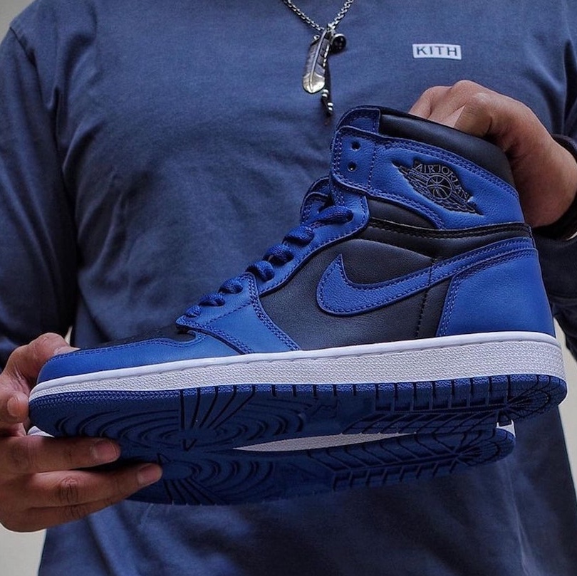 Jordan 1 Mid Black Hyper Royal 착용 스타일 - 2