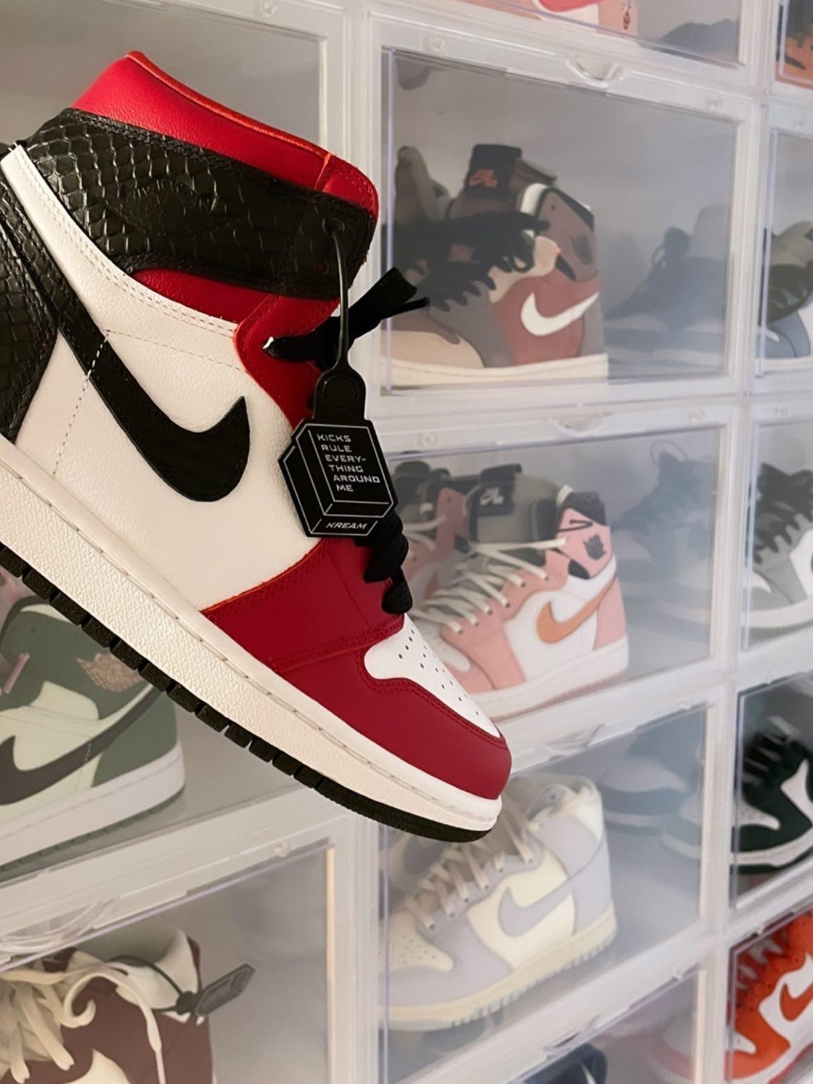 (W) Jordan 1 Retro High Satin Red, Jordan 1 Retro High OG University Blue 착용 스타일 - 2