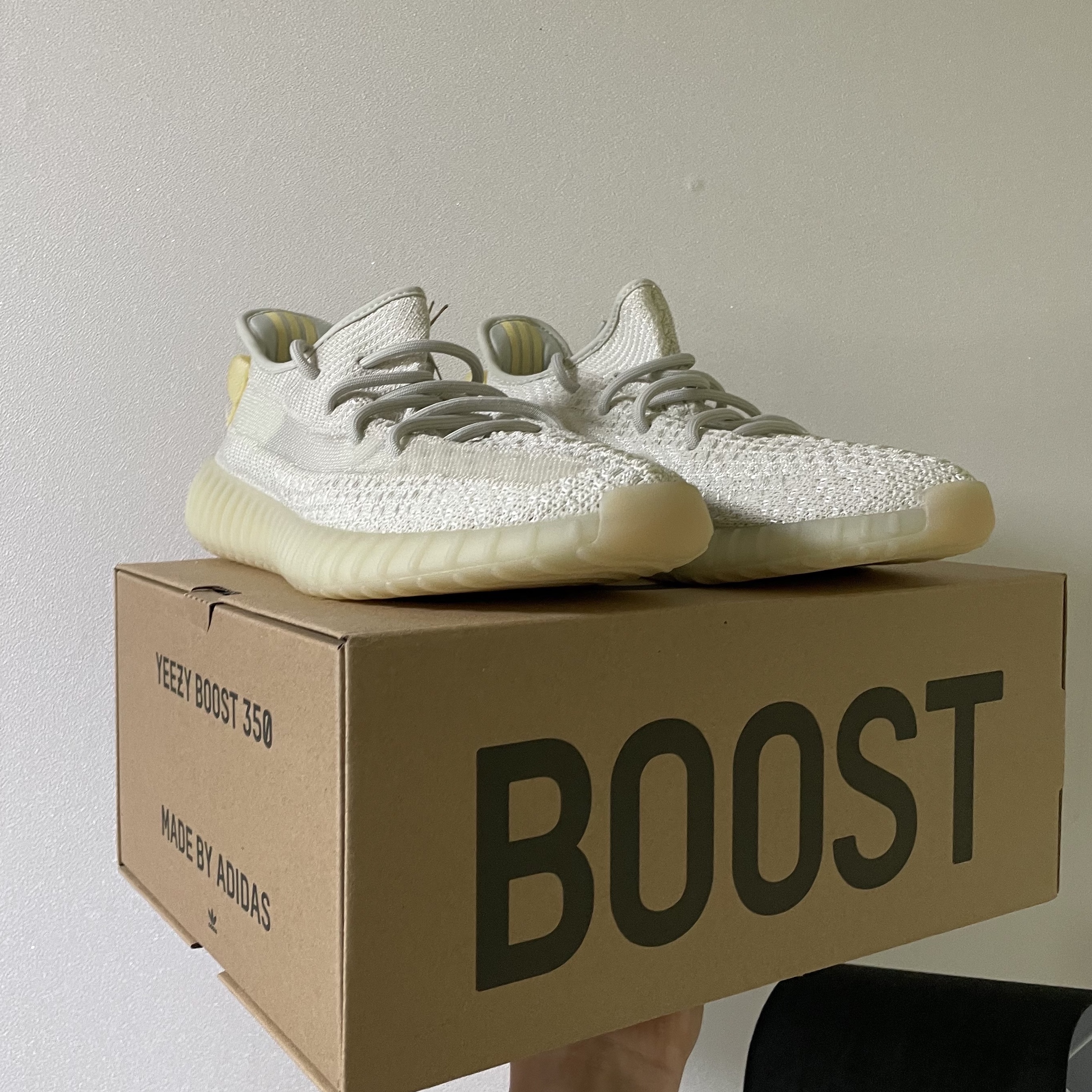 Adidas Yeezy Boost 350 V2 Light 착용 스타일 - 3