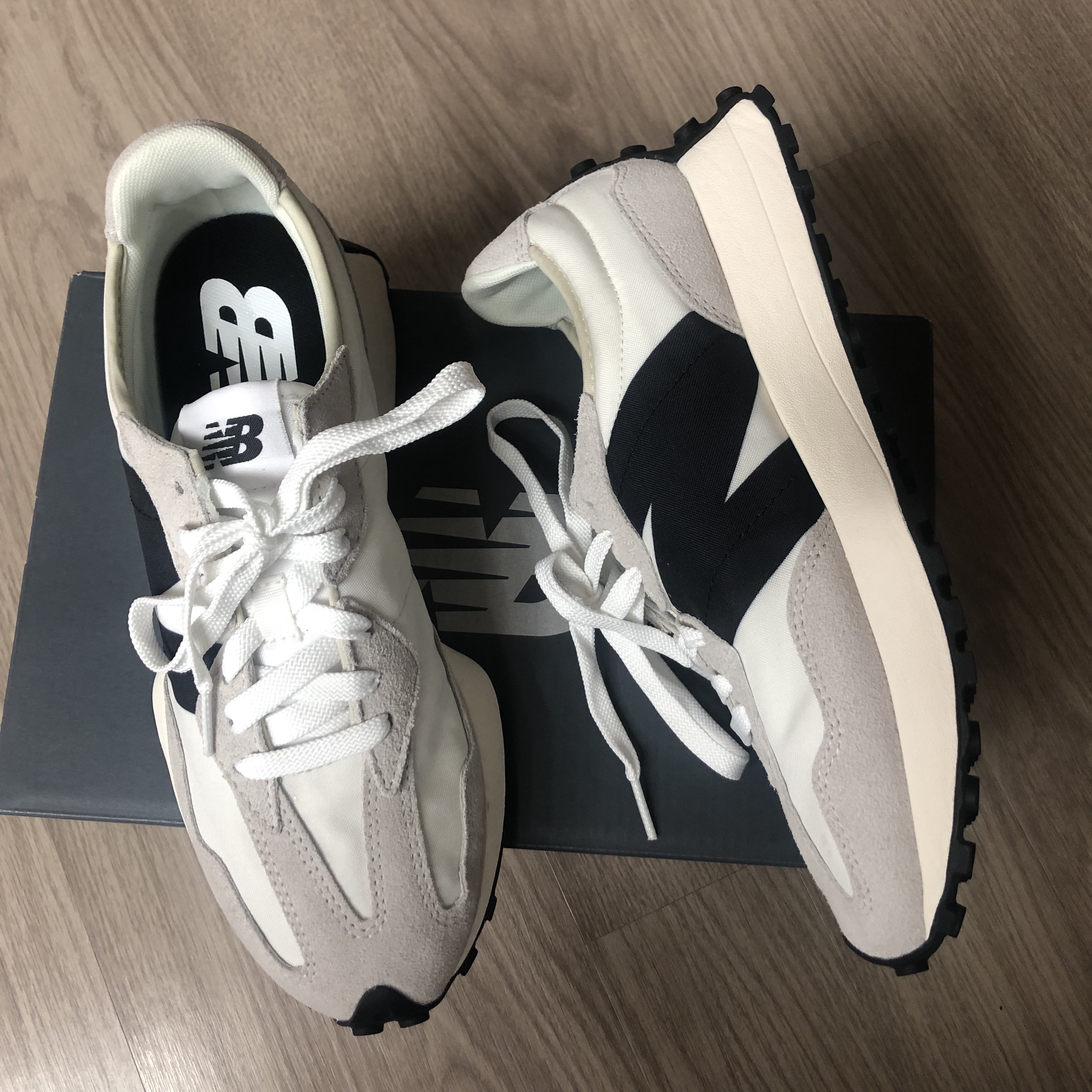 New Balance 327 White Black 착용 스타일 - 1