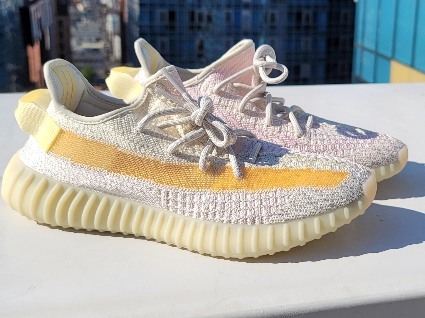 Adidas Yeezy Boost 350 V2 Light 착용 스타일 - 2