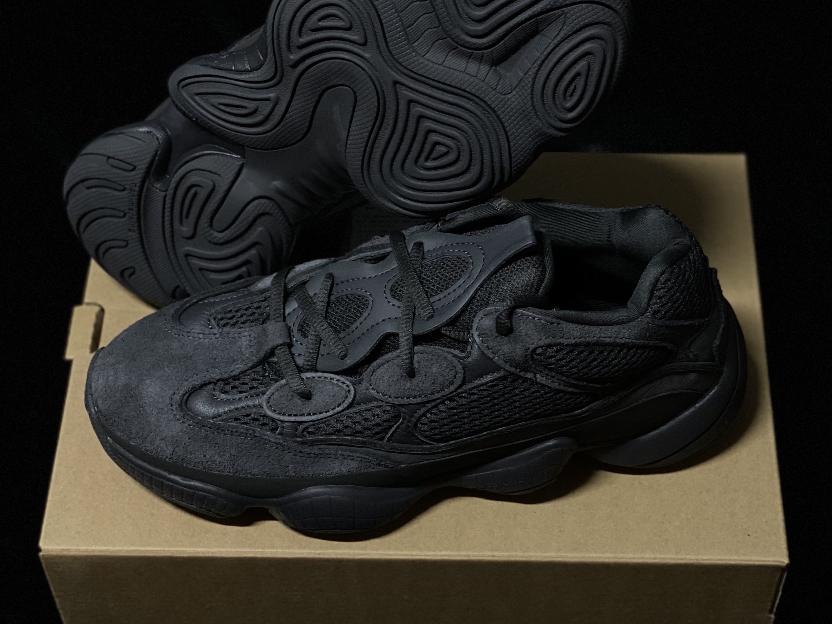 Adidas Yeezy 500 Utility Black 2018/2020 착용 스타일 - 2