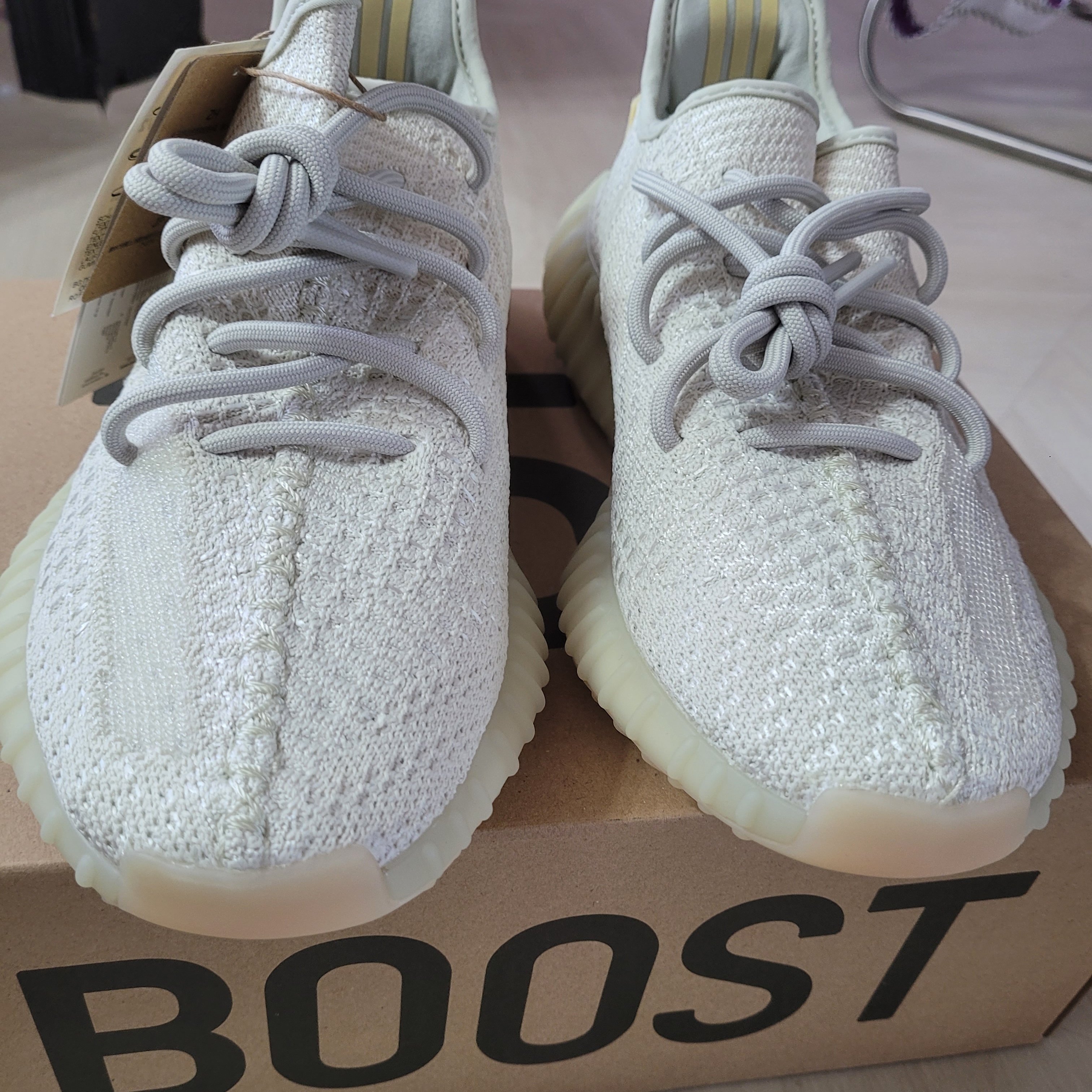 Adidas Yeezy Boost 350 V2 Light 착용 스타일 - 1