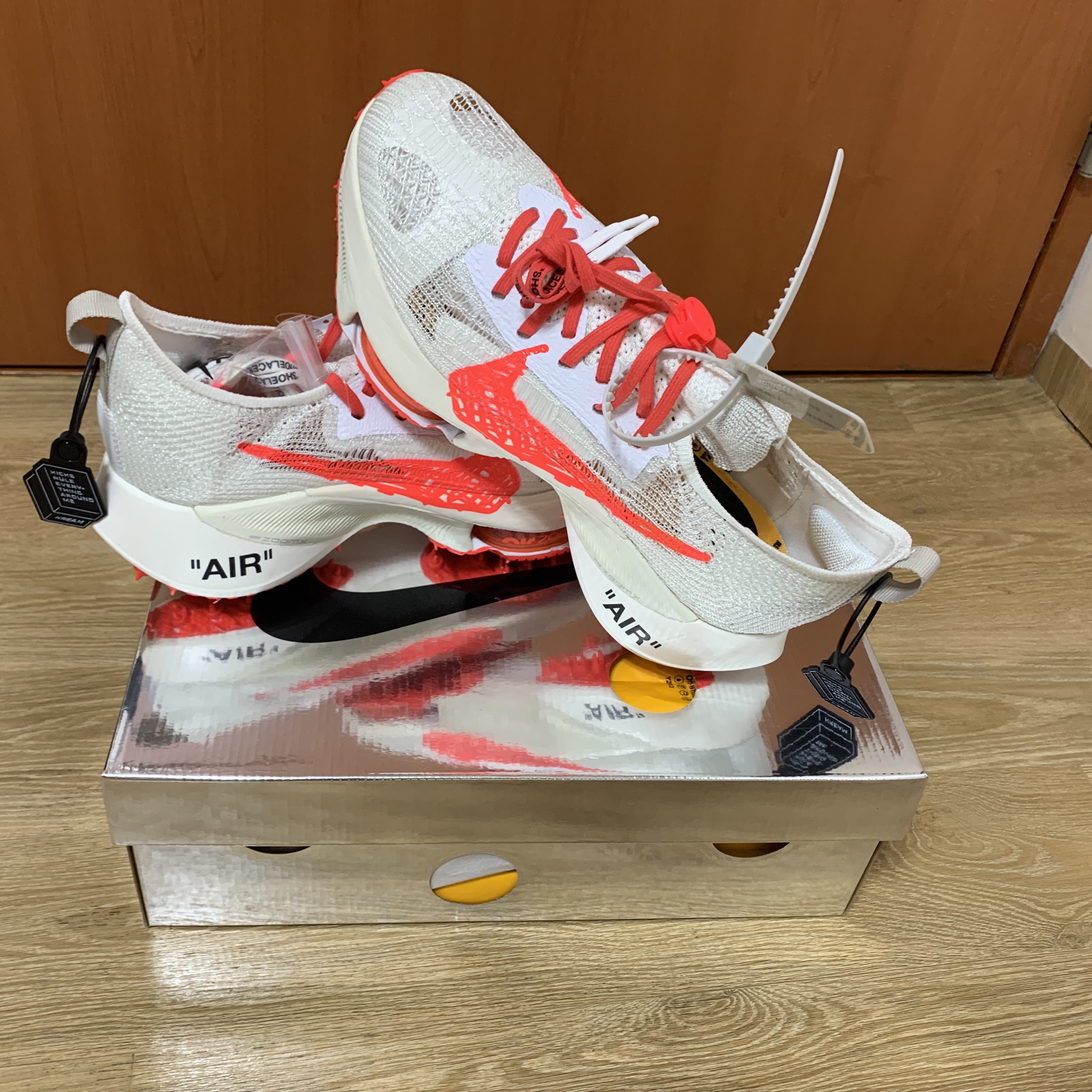 Nike x Off-White Air Zoom Tempo Next% Solar Red 착용 스타일