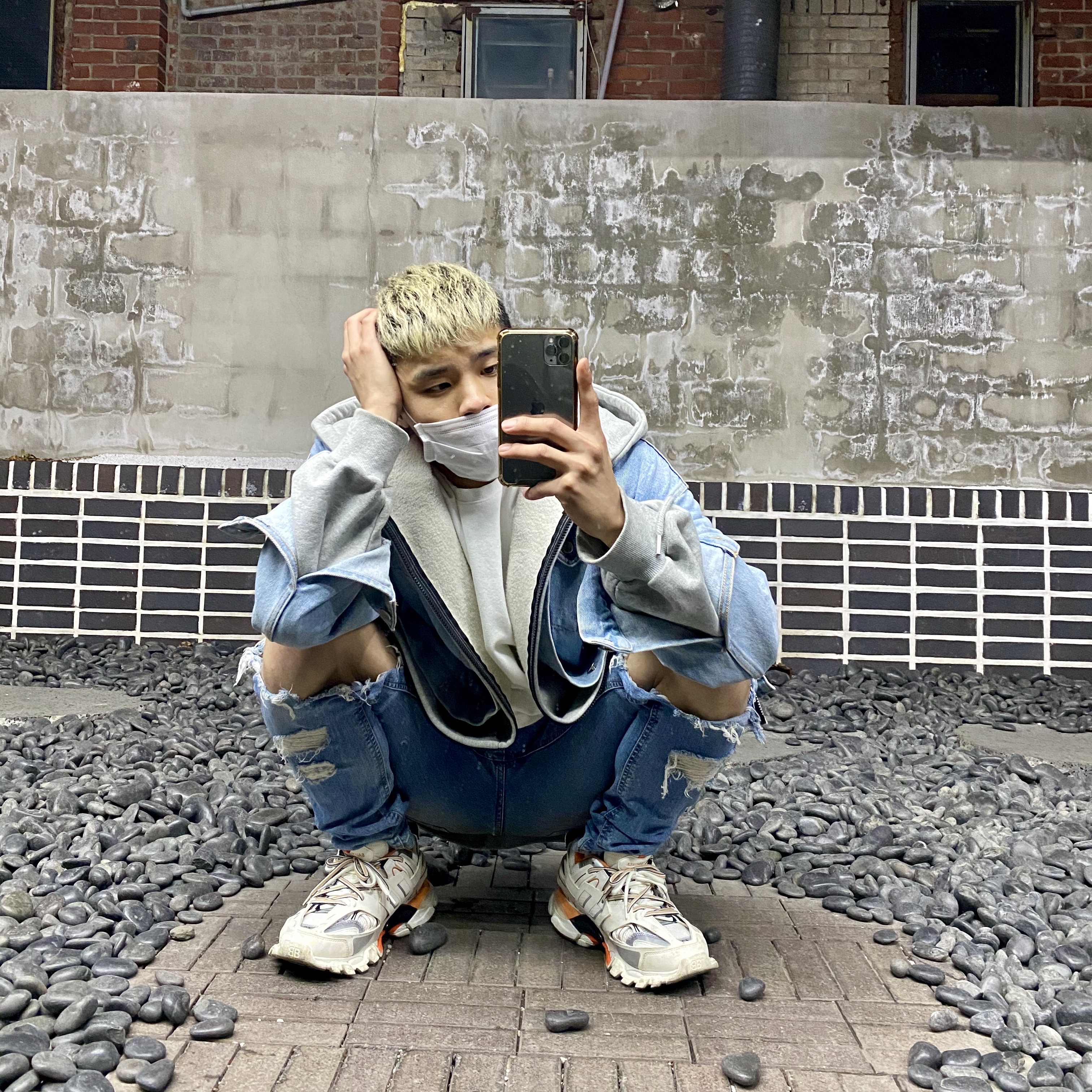 Balenciaga Track Sneakers White Orange 2019 착용 스타일 - 2