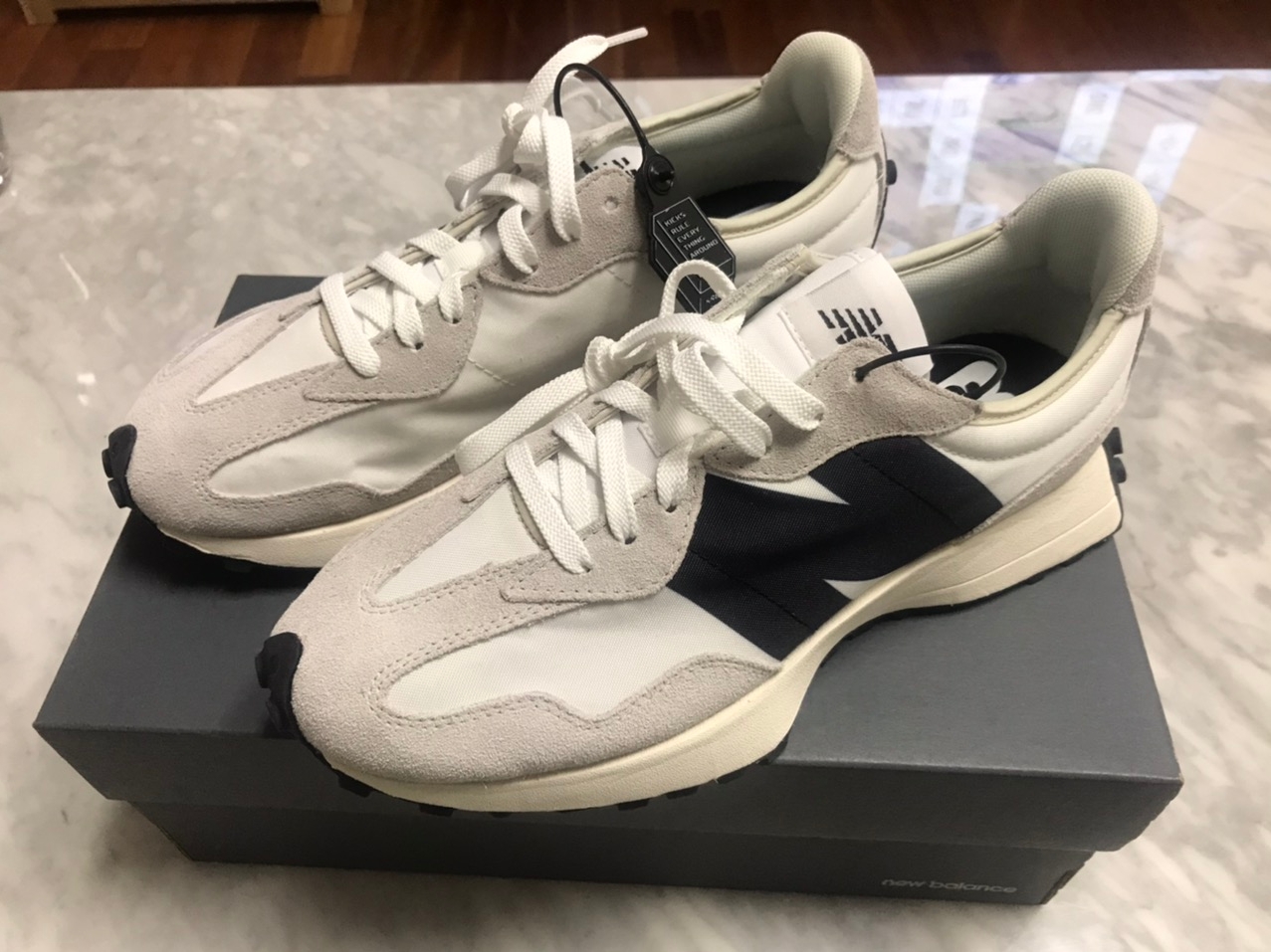 New Balance 327 White Black 착용 스타일