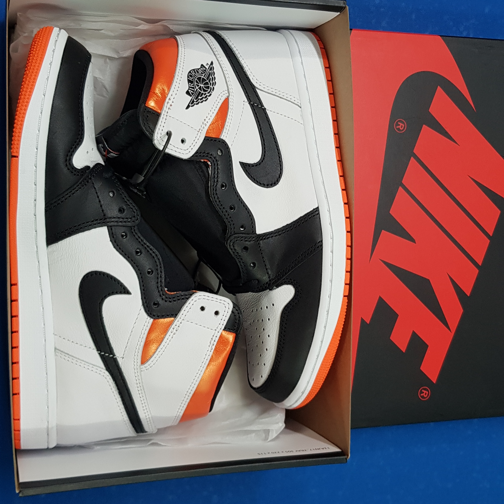 Jordan 1 Retro High OG Electro Orange 착용 스타일 - 1