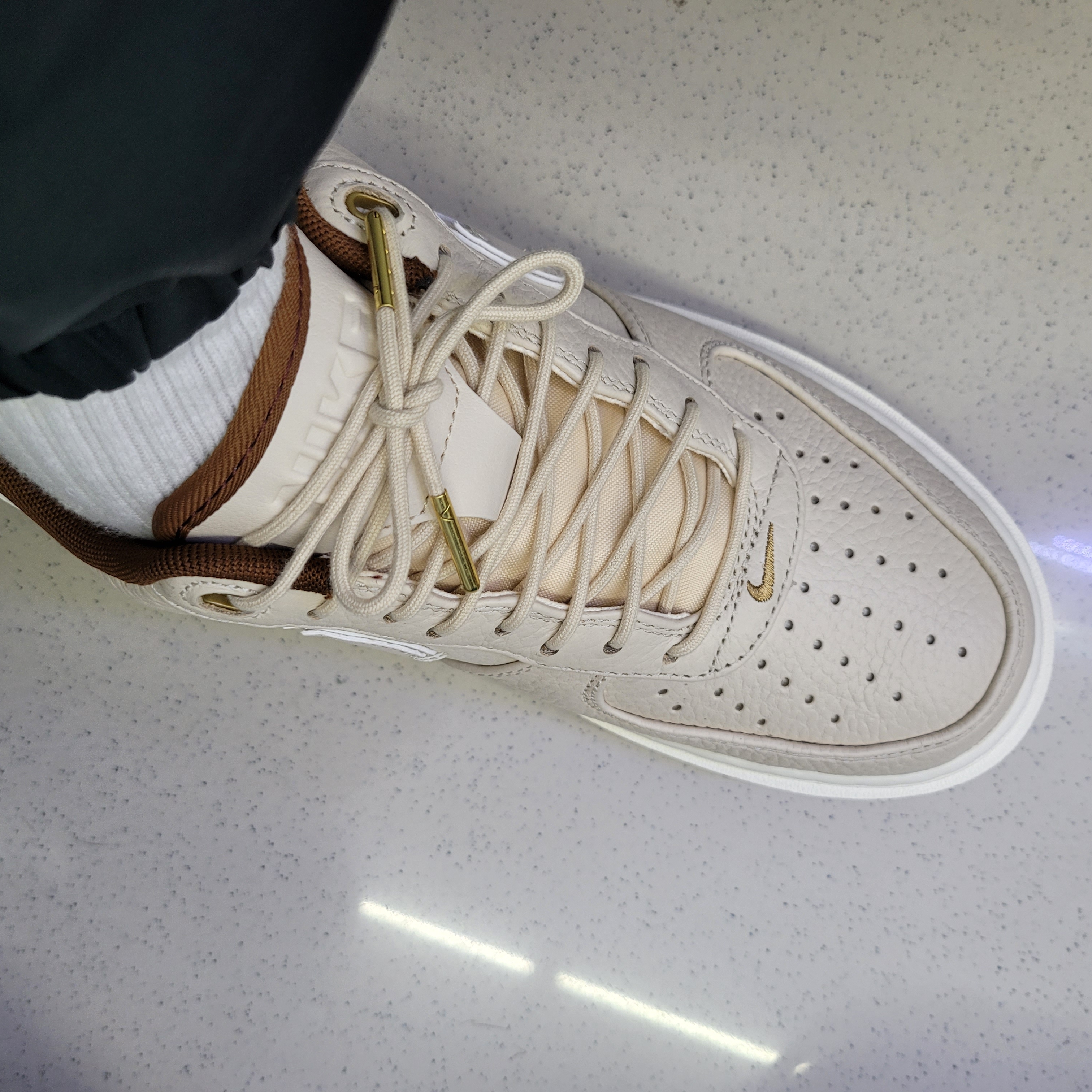Nike Air Force 1 Luxe Pearl White 착용 스타일 - 1