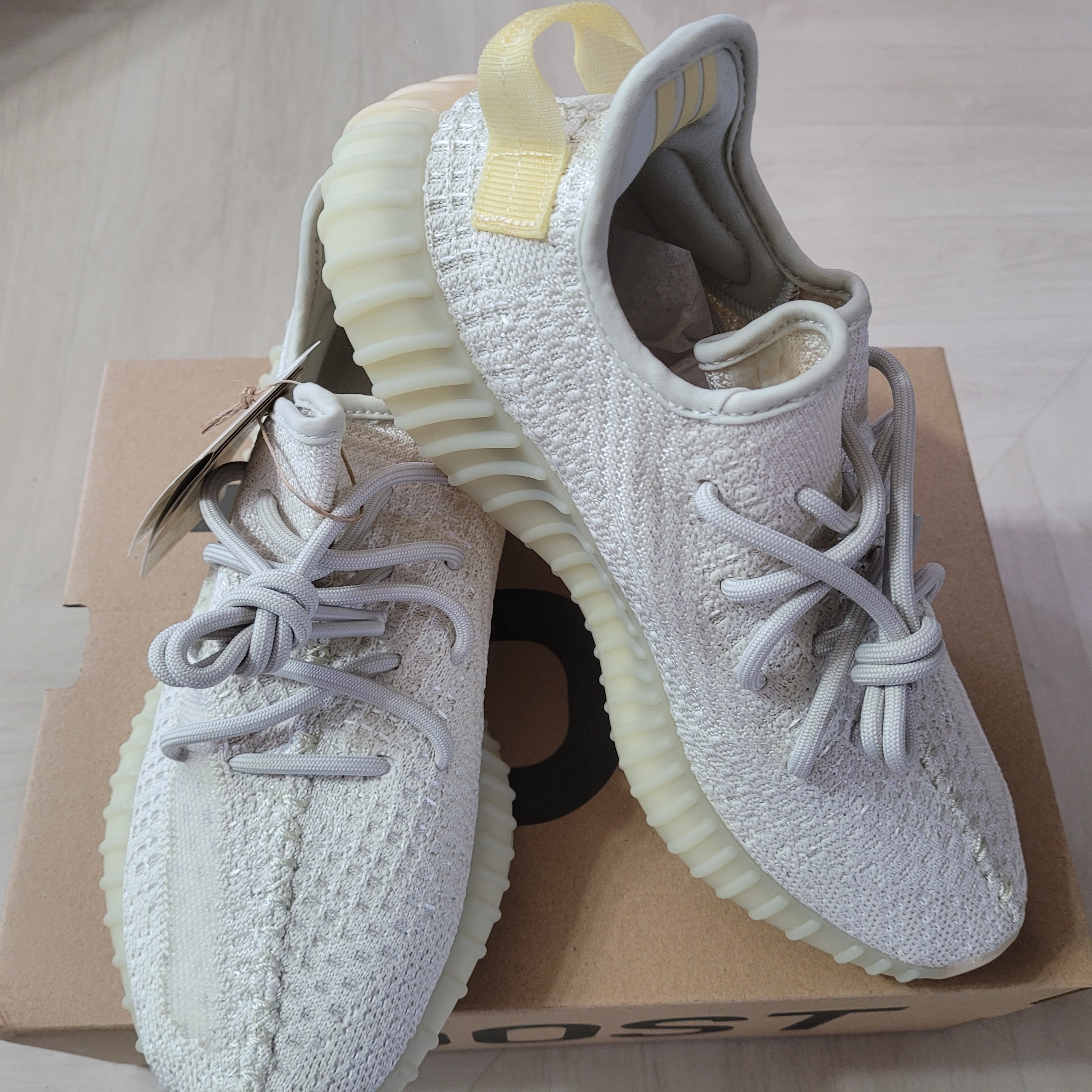 Adidas Yeezy Boost 350 V2 Light 착용 스타일 - 2