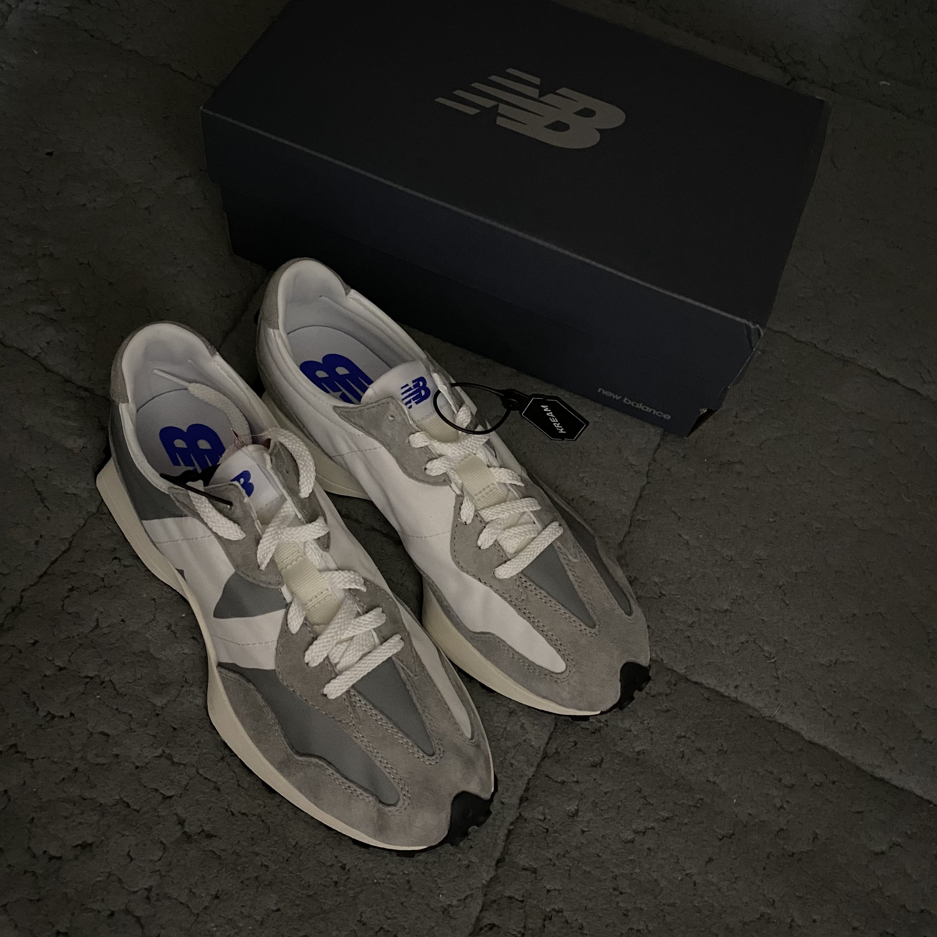 New Balance 327 Grey 착용 스타일