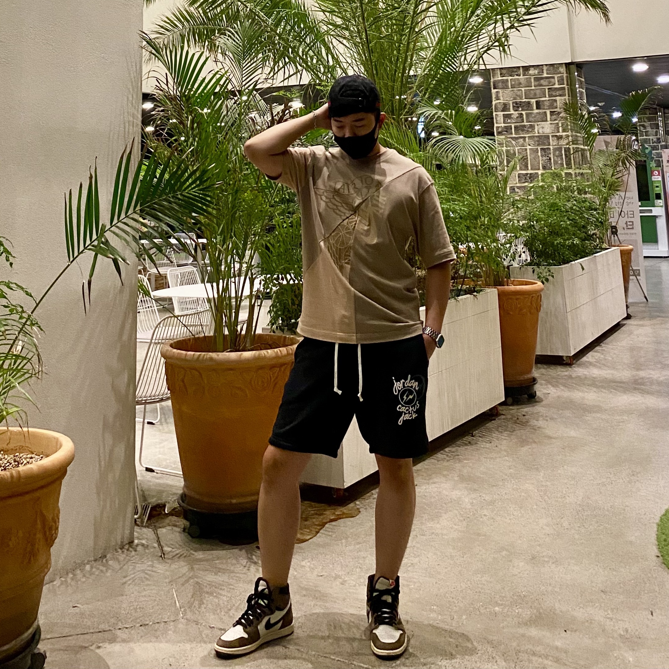 Jordan 1 x Travis Scott Retro High OG SP Mocha, Jordan x Travis Scott x Fragment Shorts Black (DJ0617-010) 착용 스타일
