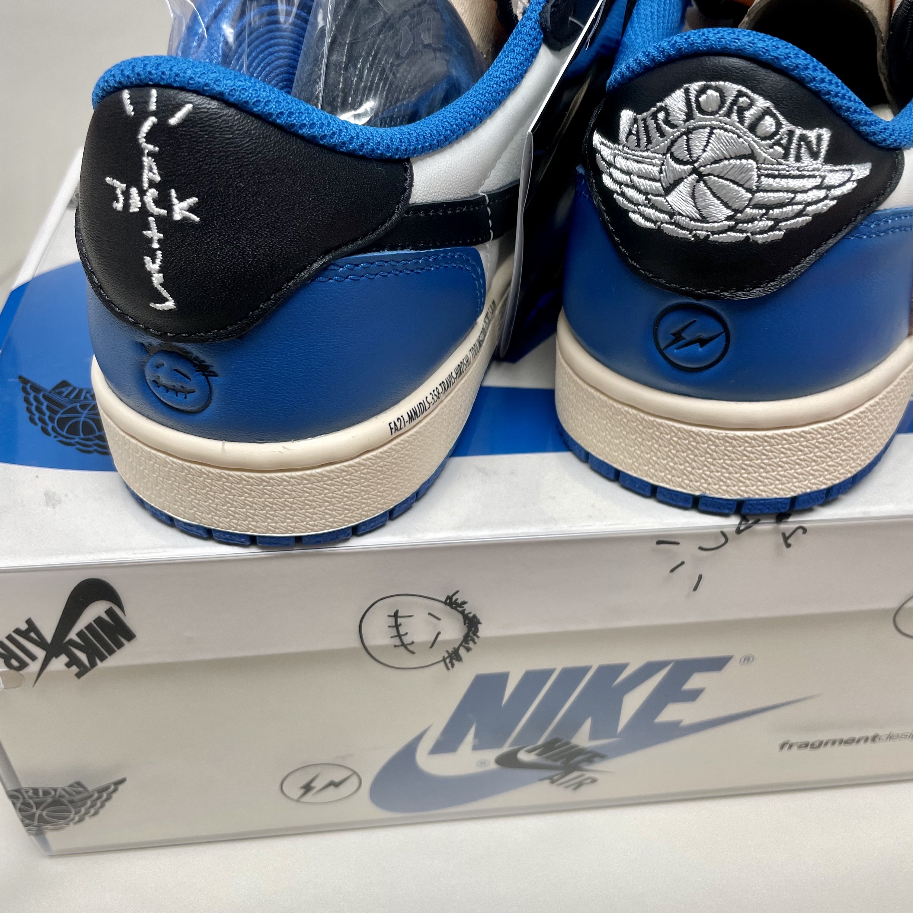 Jordan 1 x Travis Scott x Fragment Retro Low OG SP Military Blue 착용 스타일 - 4