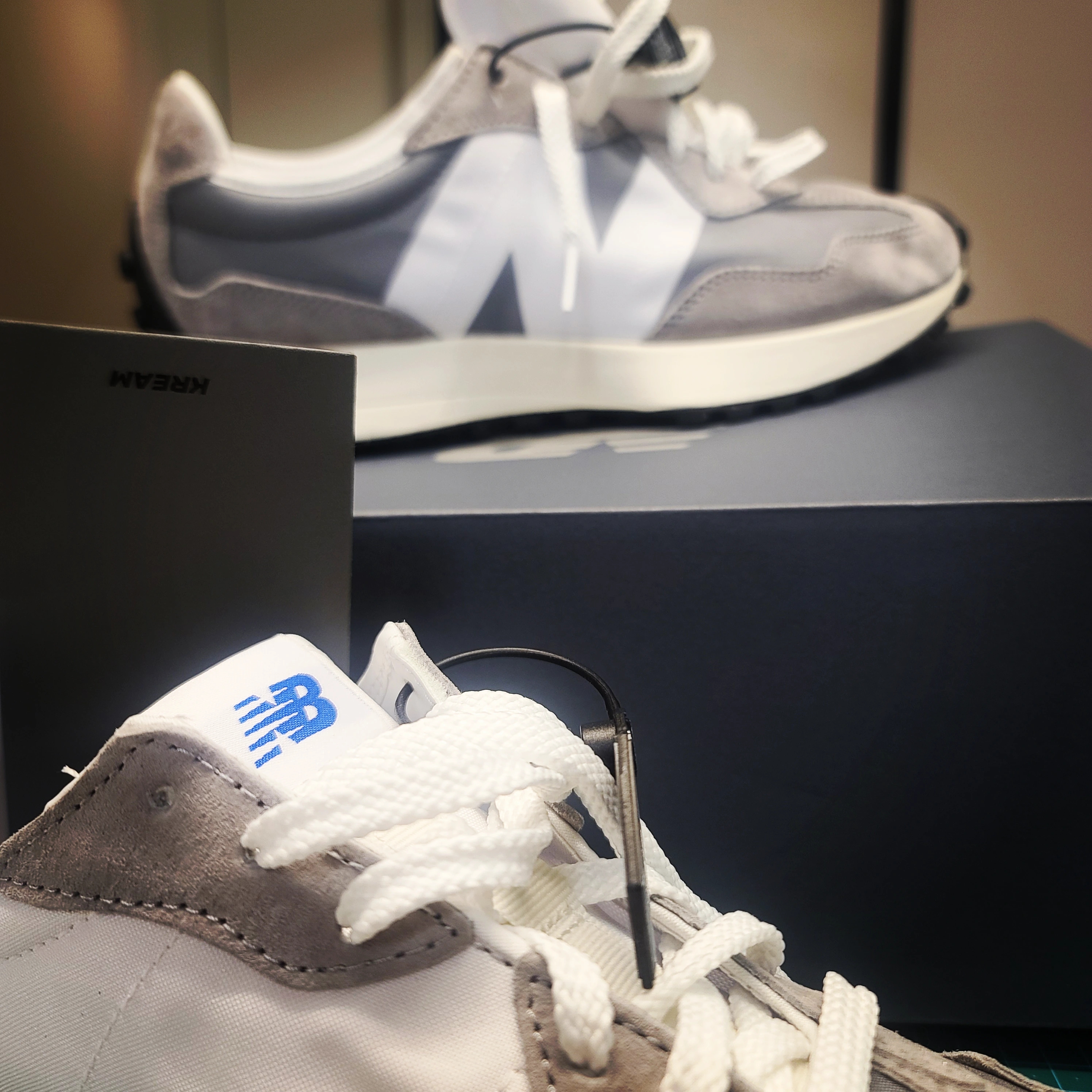 New Balance 327 Grey 착용 스타일