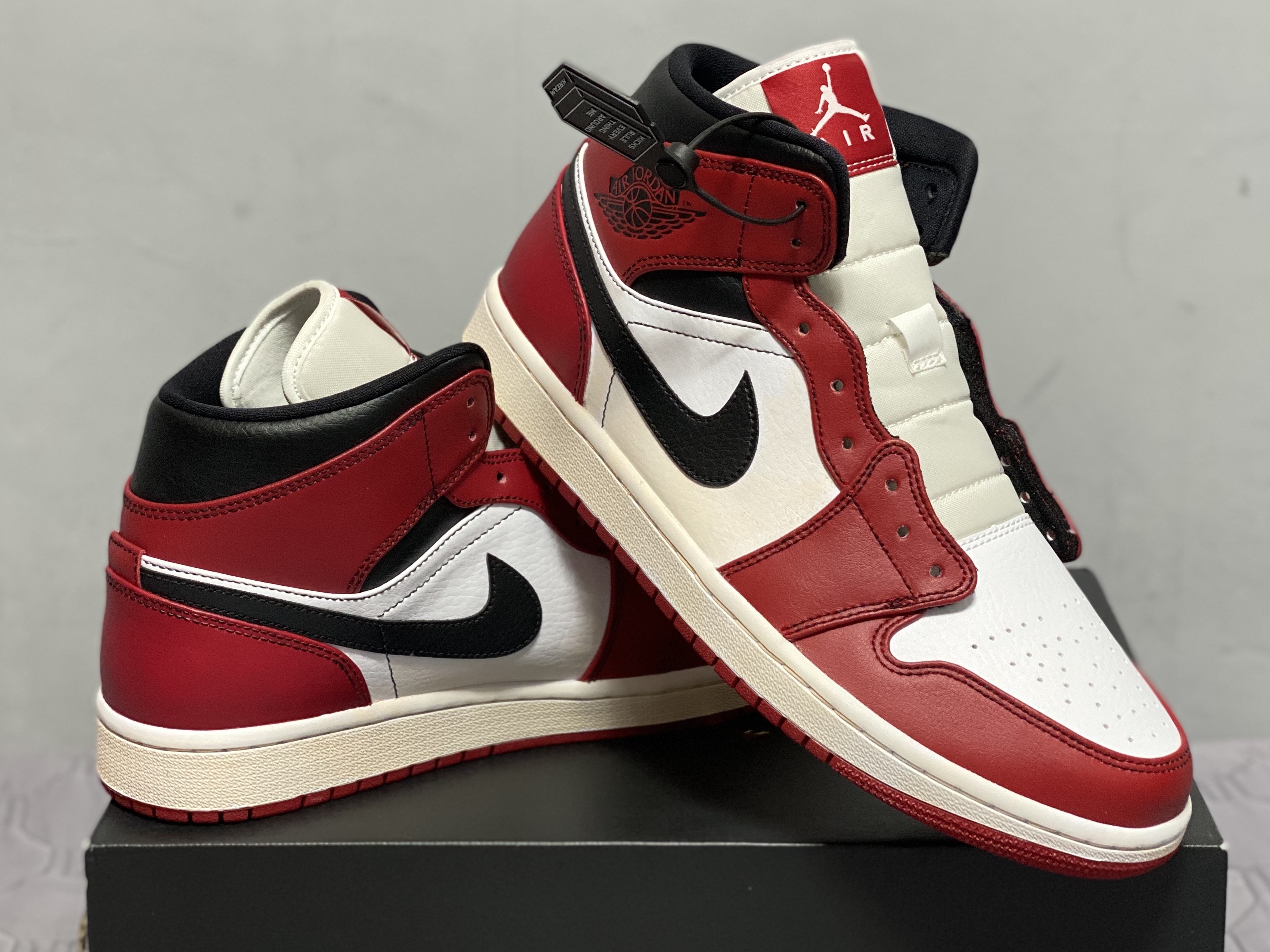 Jordan 1 Mid Chicago 2020 착용 스타일 - 1