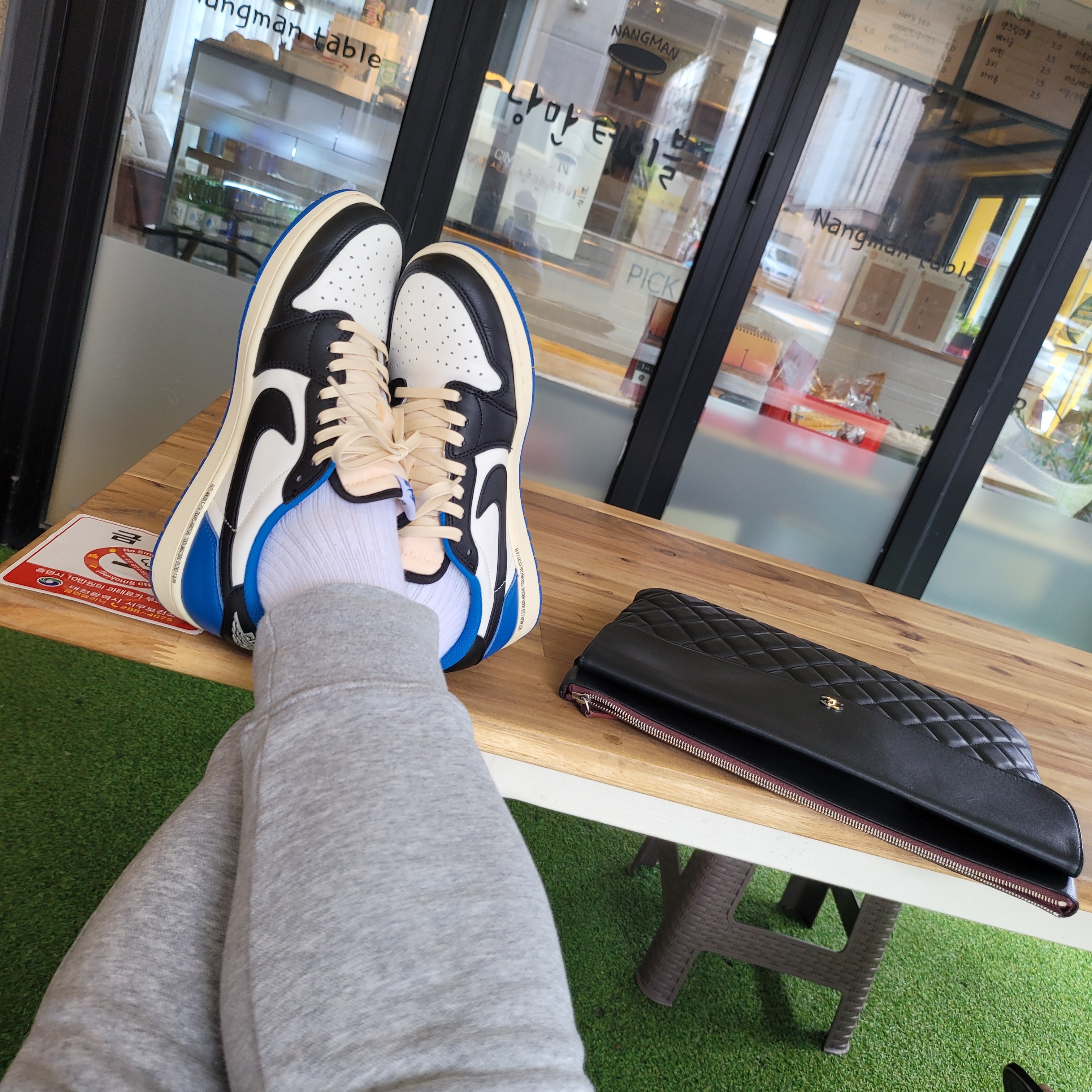 Jordan 1 x Travis Scott x Fragment Retro Low OG SP Military Blue 착용 스타일 - 2