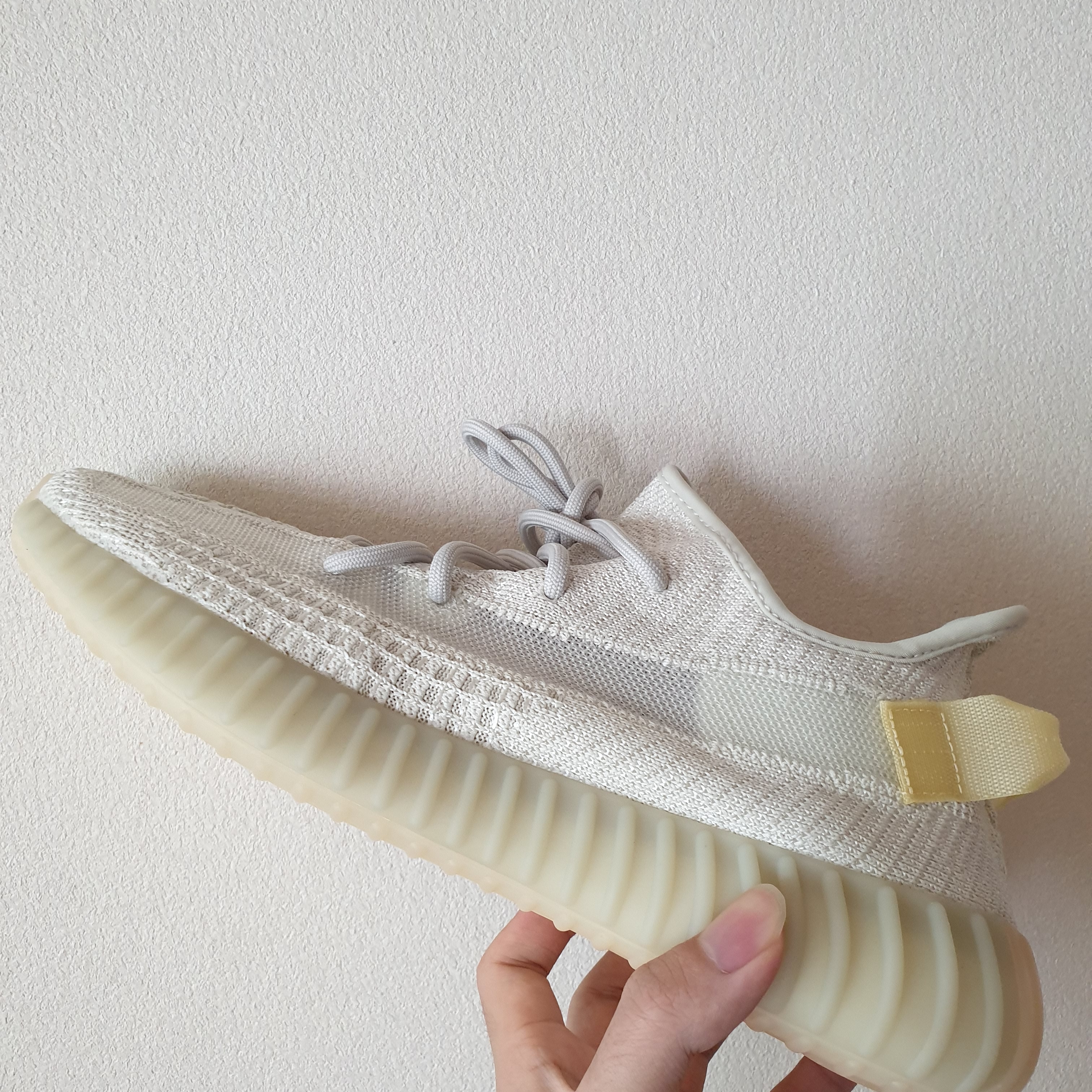 Adidas Yeezy Boost 350 V2 Light 착용 스타일