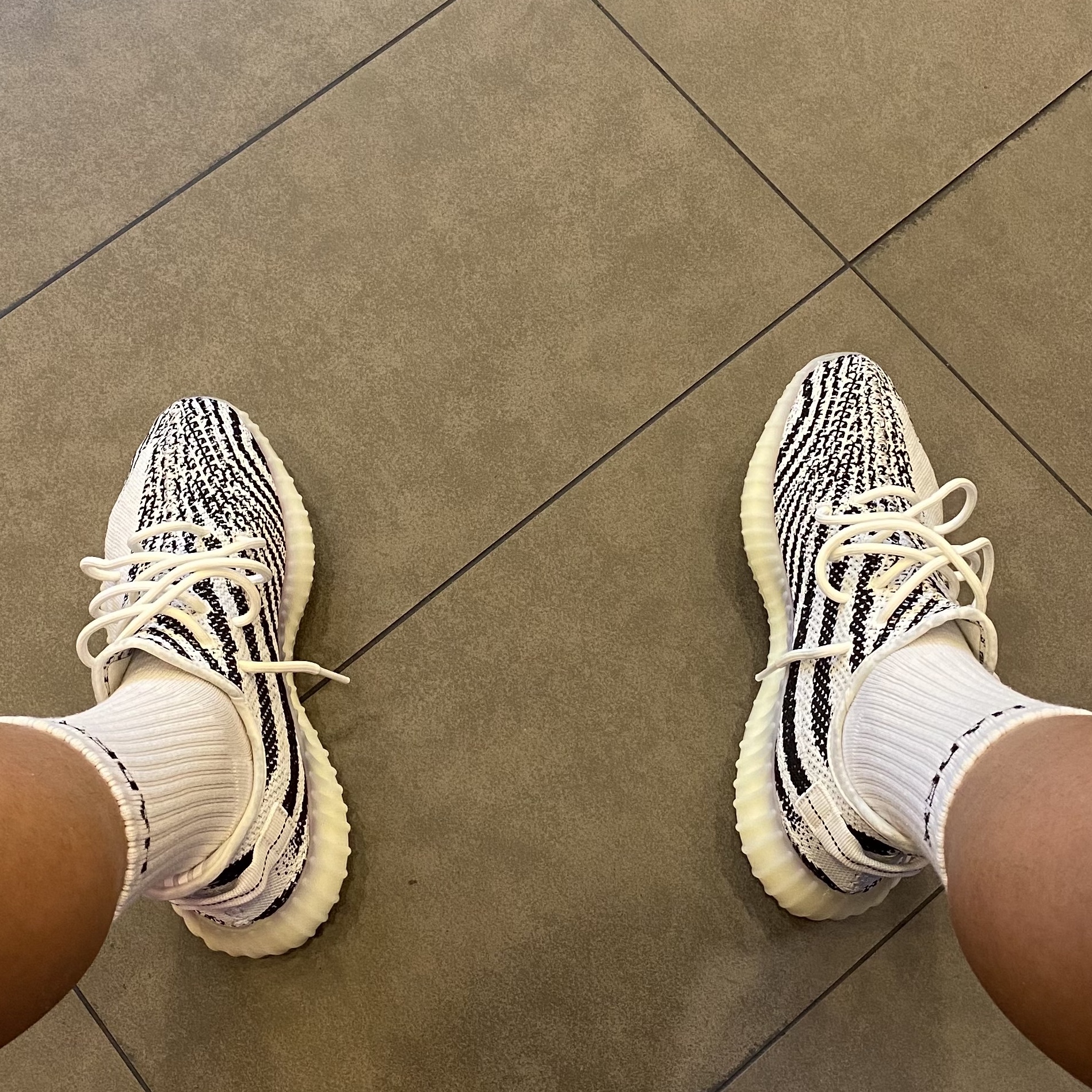 Adidas Yeezy Boost 350 V2 Zebra 2017/2019/2020 착용 스타일 - 2