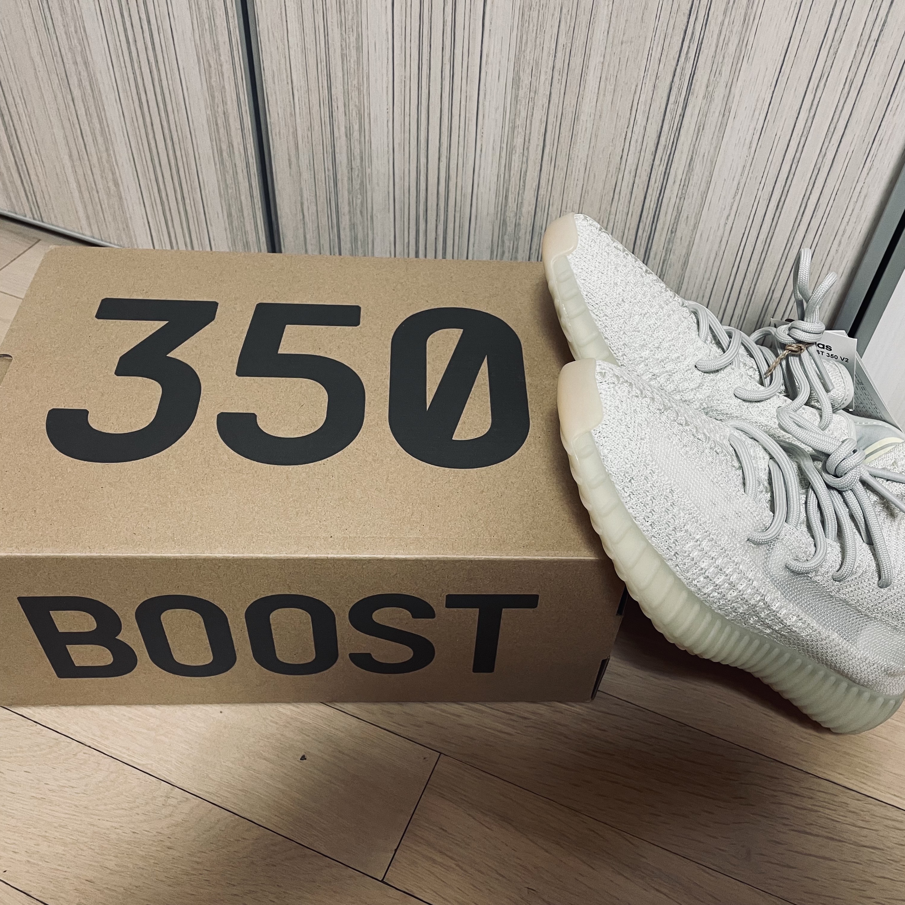 Adidas Yeezy Boost 350 V2 Light 착용 스타일 - 1