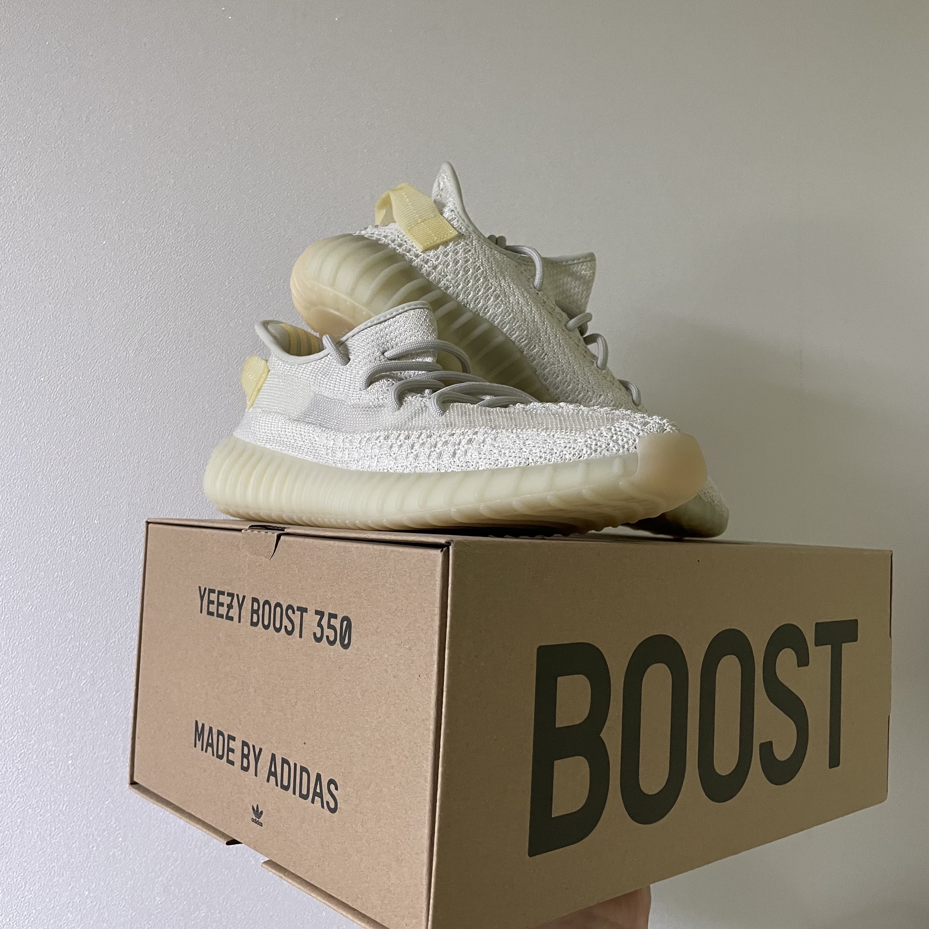 Adidas Yeezy Boost 350 V2 Light 착용 스타일 - 1