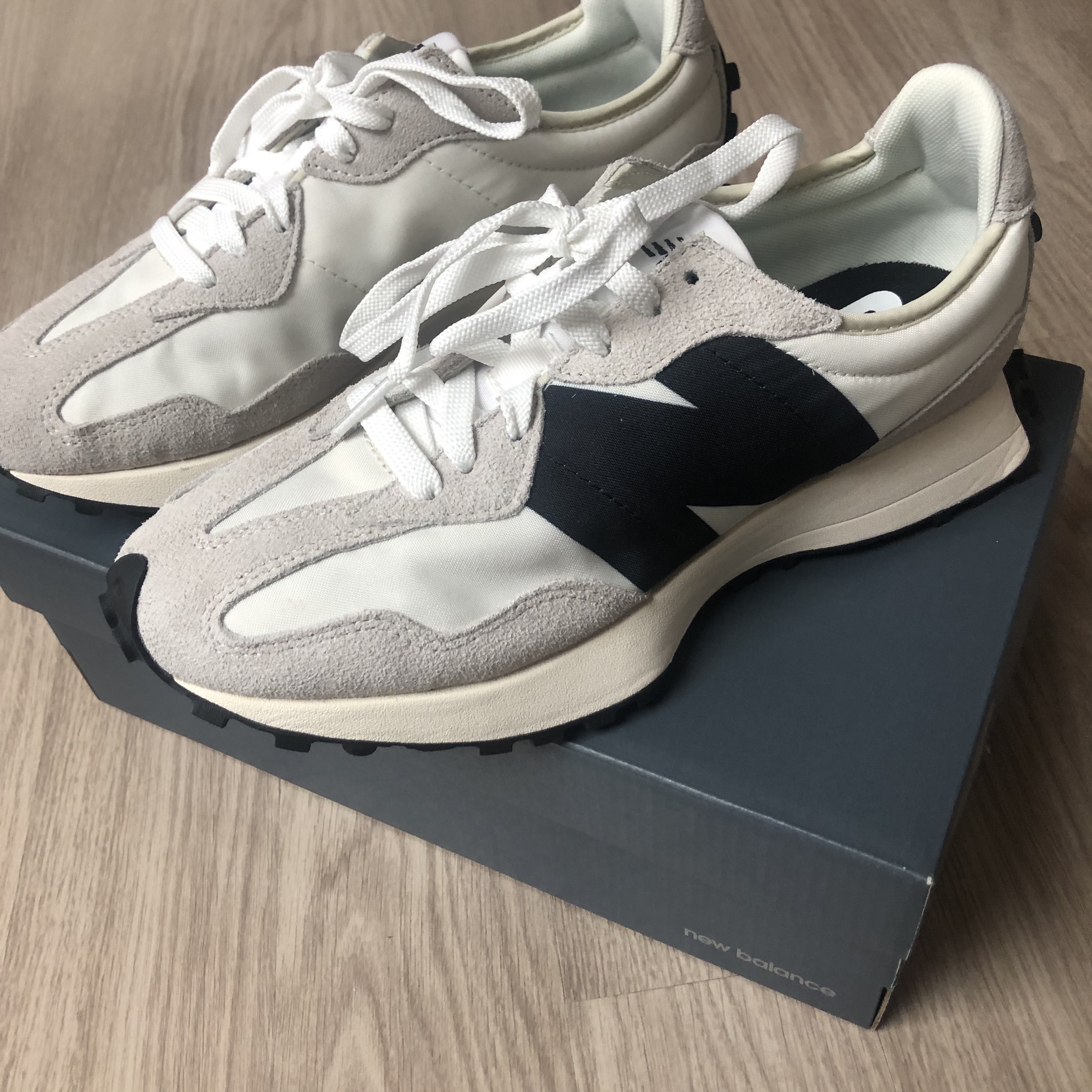 New Balance 327 White Black 착용 스타일 - 2