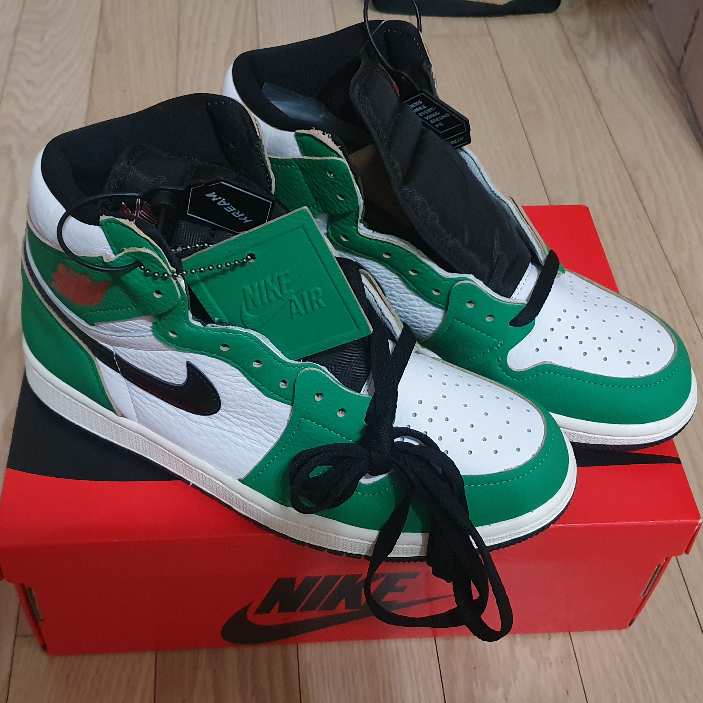 (W) Jordan 1 Retro High OG Lucky Green 착용 스타일 - 1