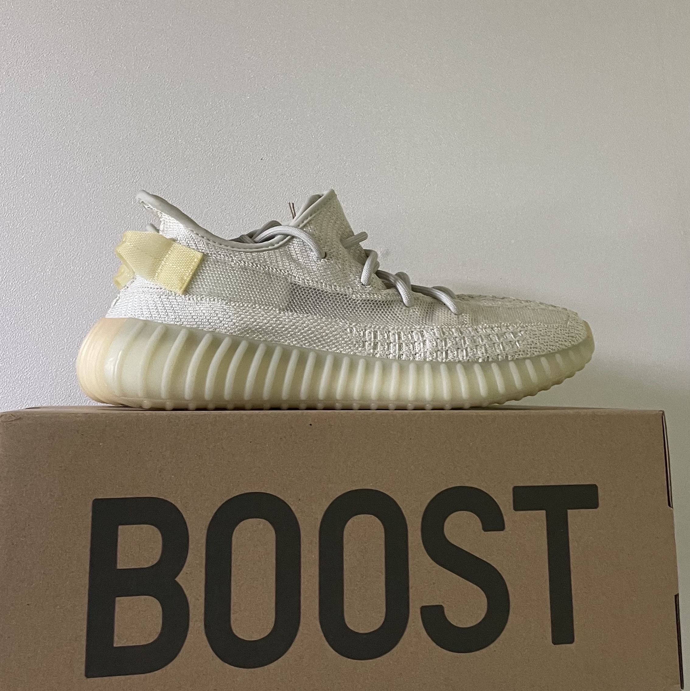 Adidas Yeezy Boost 350 V2 Light 착용 스타일 - 2
