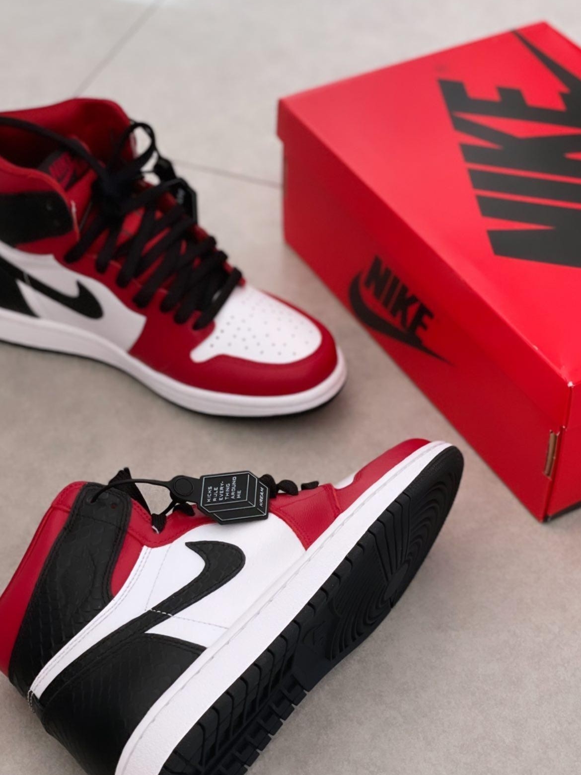 (W) Jordan 1 Retro High Satin Red, Jordan 1 Retro High OG University Blue 착용 스타일 - 1