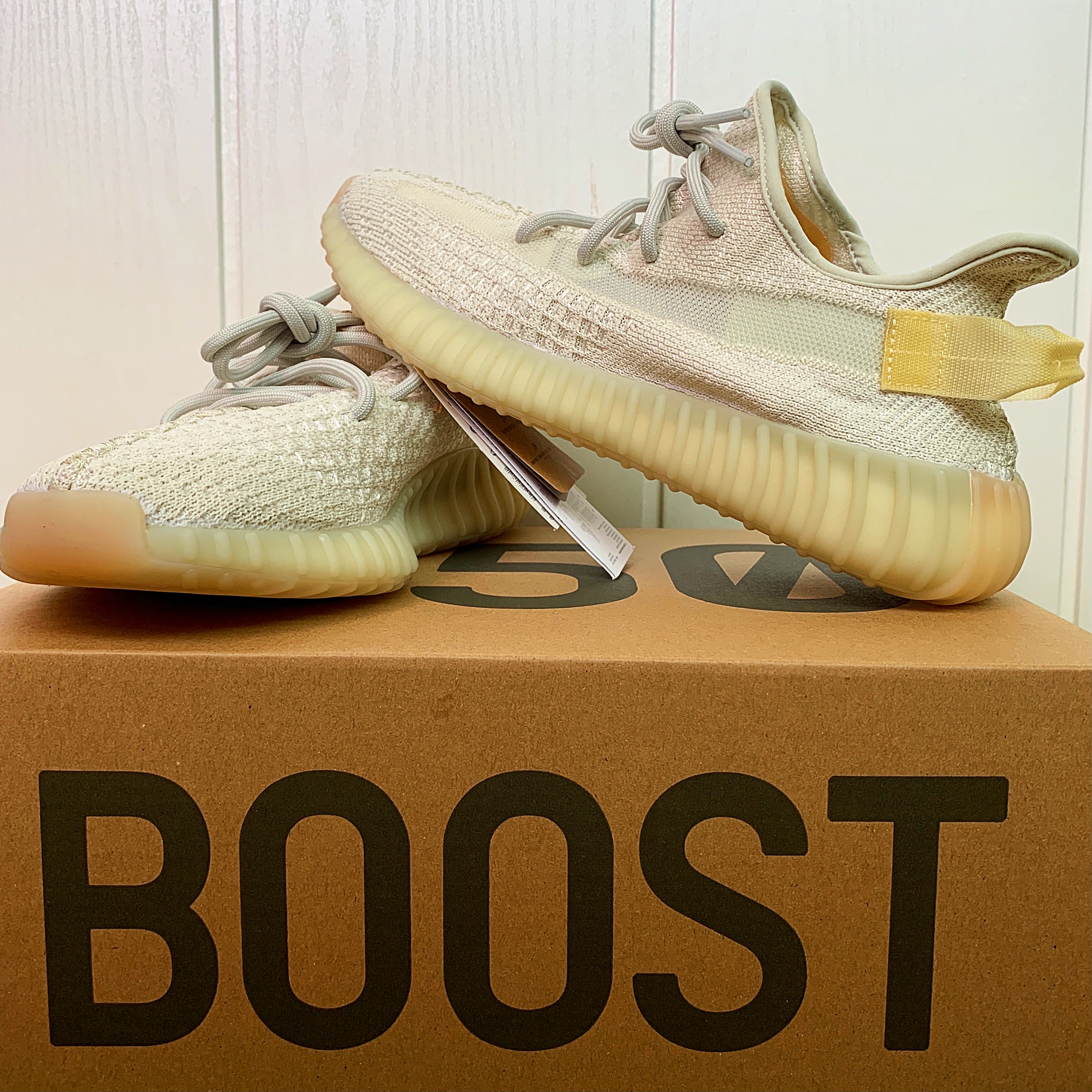 Adidas Yeezy Boost 350 V2 Light 착용 스타일