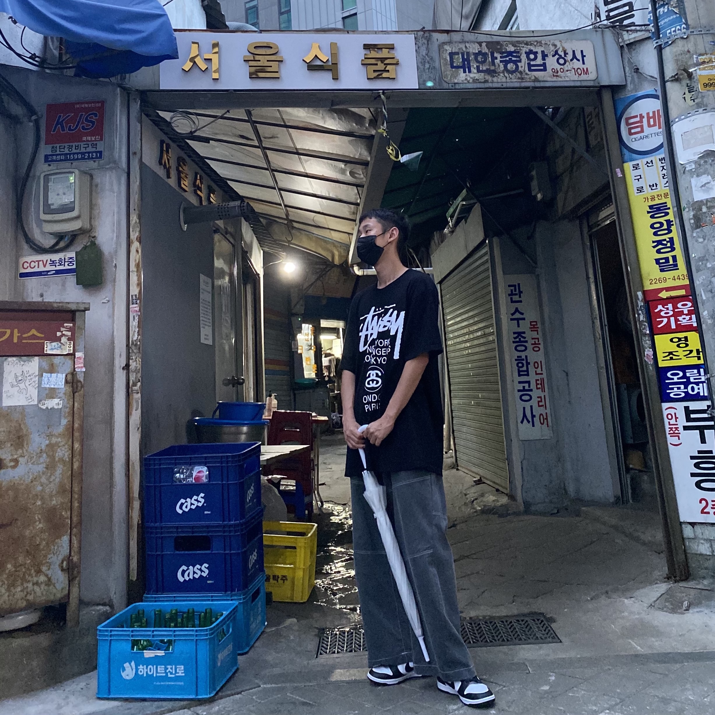 Stussy World Tour T-Shirt Black, Nike Dunk Low Retro Black 착용 스타일