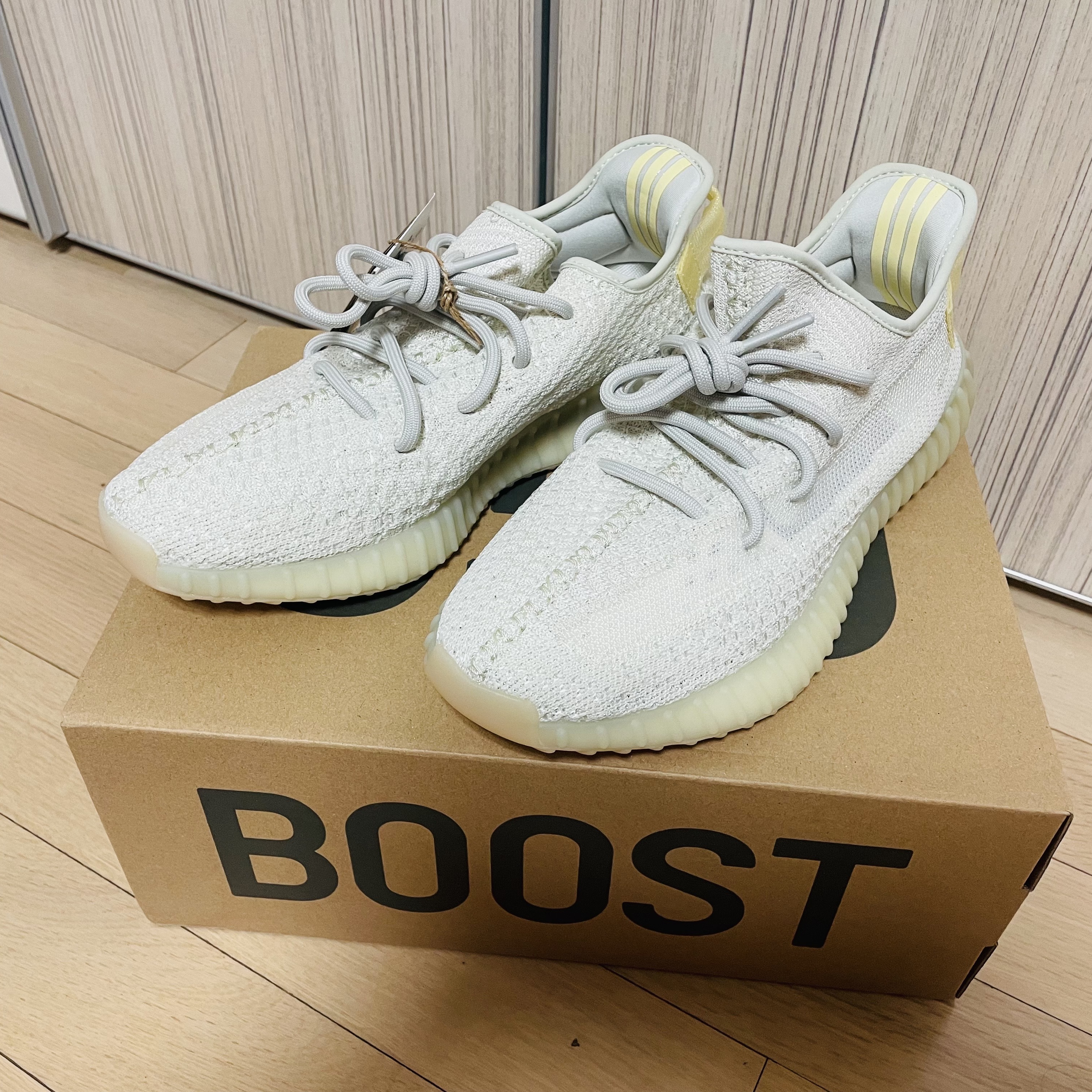 Adidas Yeezy Boost 350 V2 Light 착용 스타일 - 2