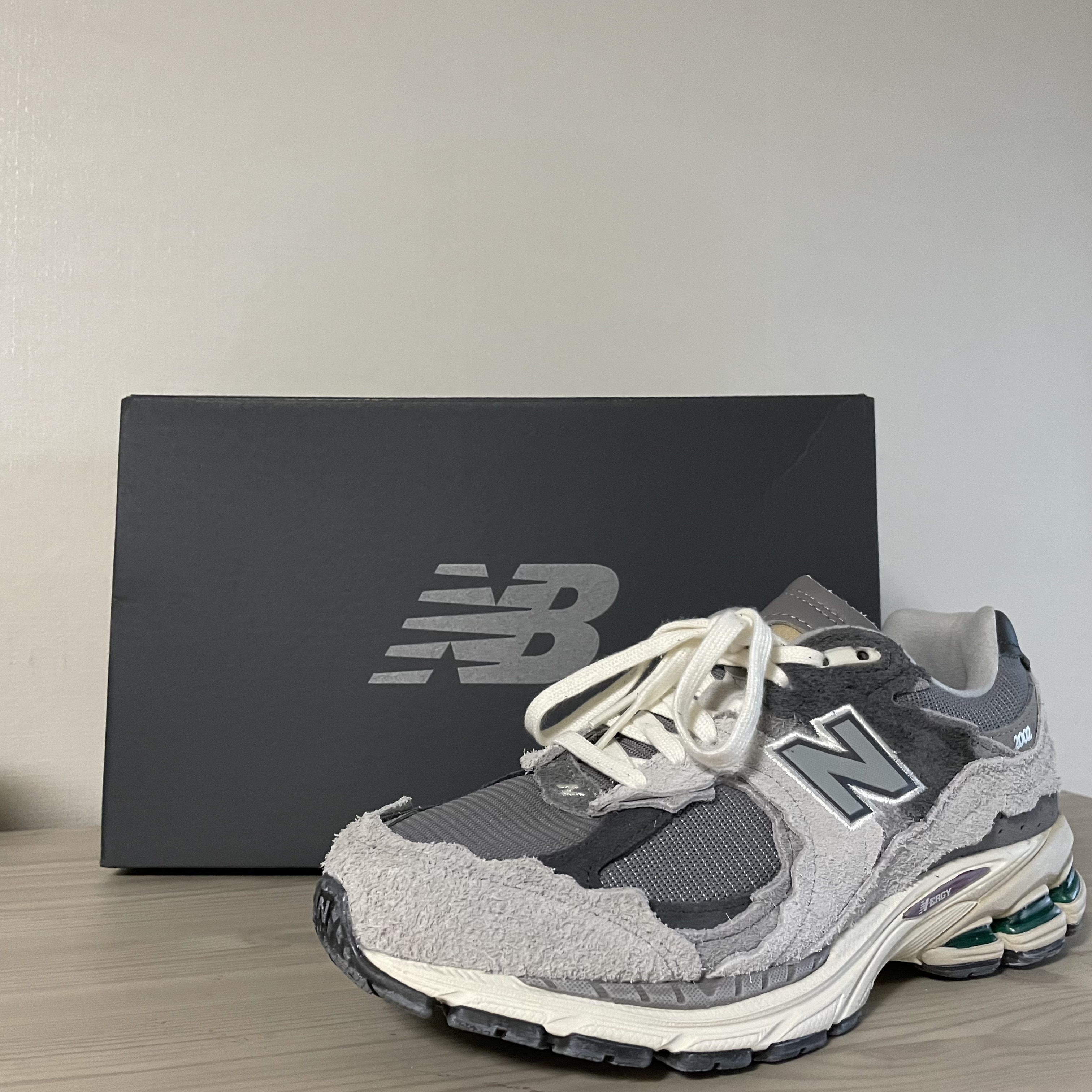 New Balance 2002R Protection Pack Rain Cloud 착용 스타일 - 1