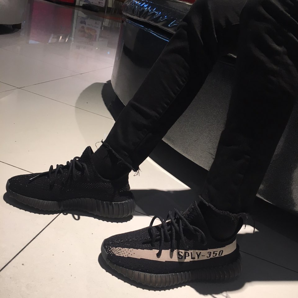 Adidas Yeezy Boost 350 V2 Core Black White 2016 착용 스타일