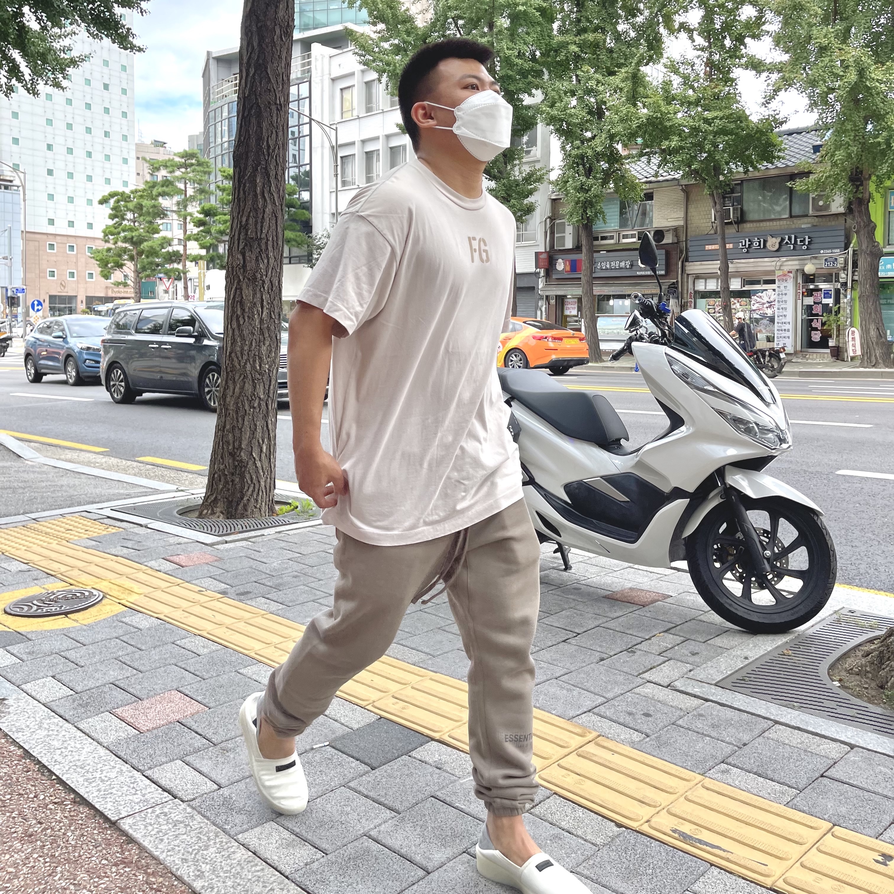 Essentials Sweatpants Taupe - 21SS 착용 스타일