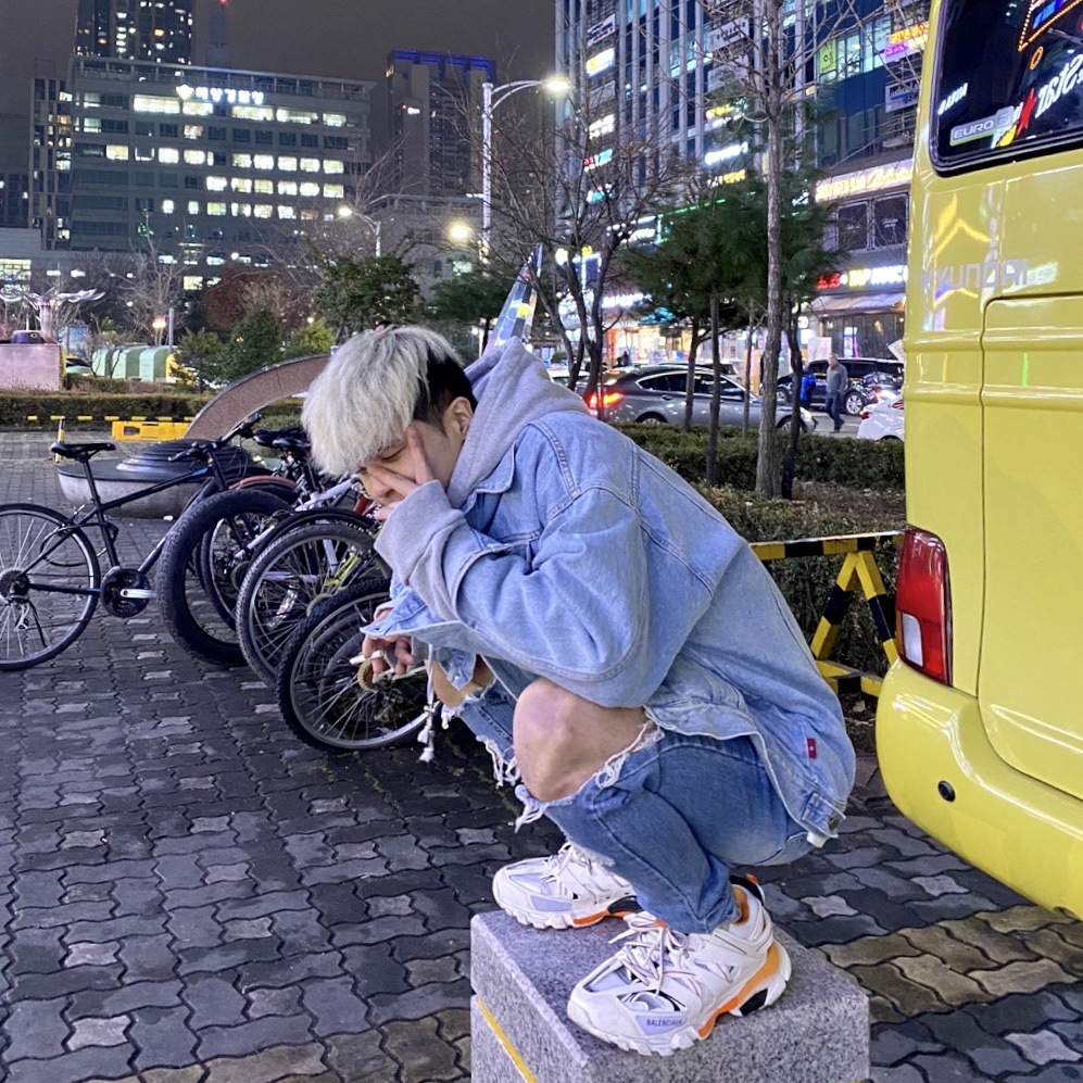 Balenciaga Track Sneakers White Orange 2019 착용 스타일 - 1