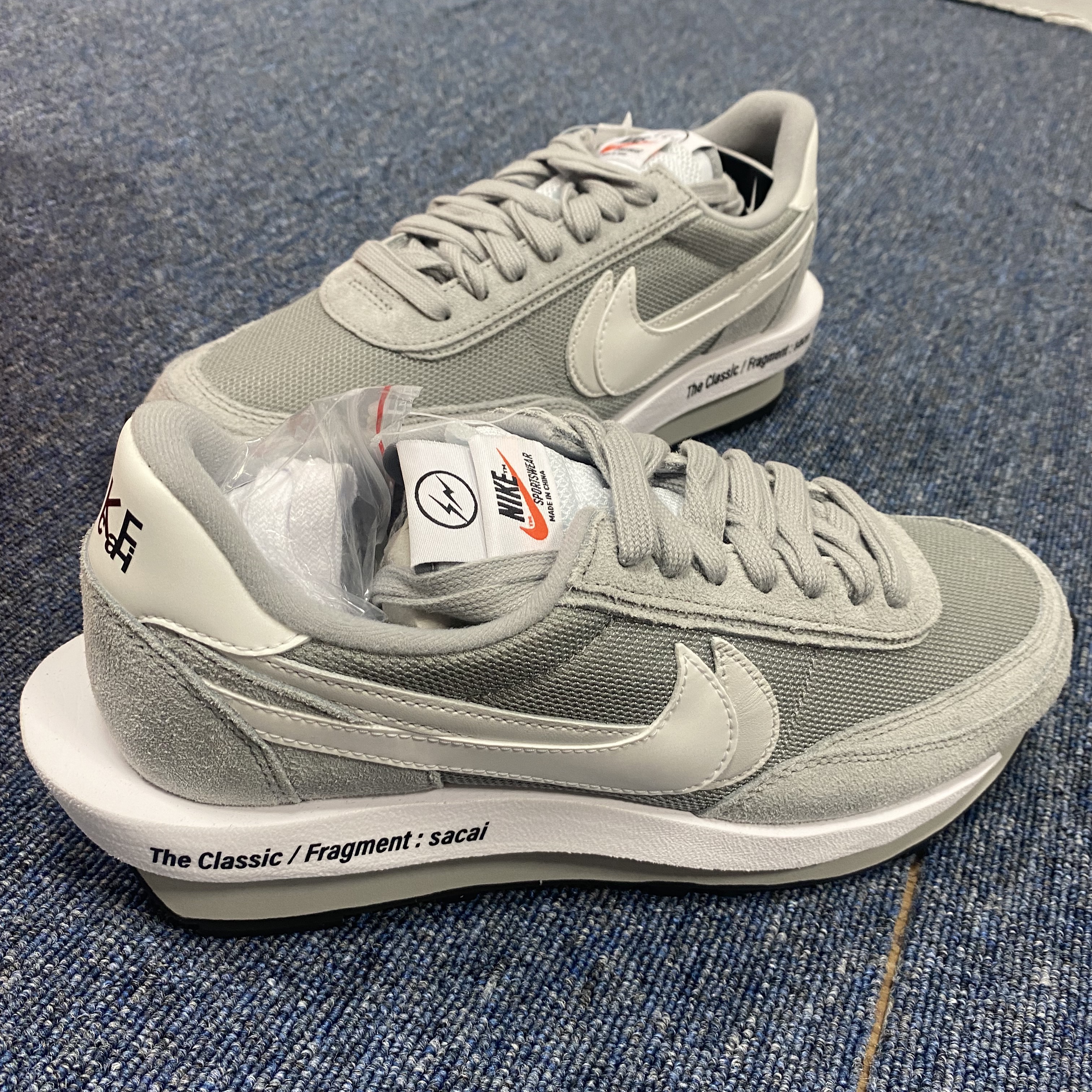 Nike x Sacai x Fragment LDWaffle Light Smoke Grey 착용 스타일 - 5