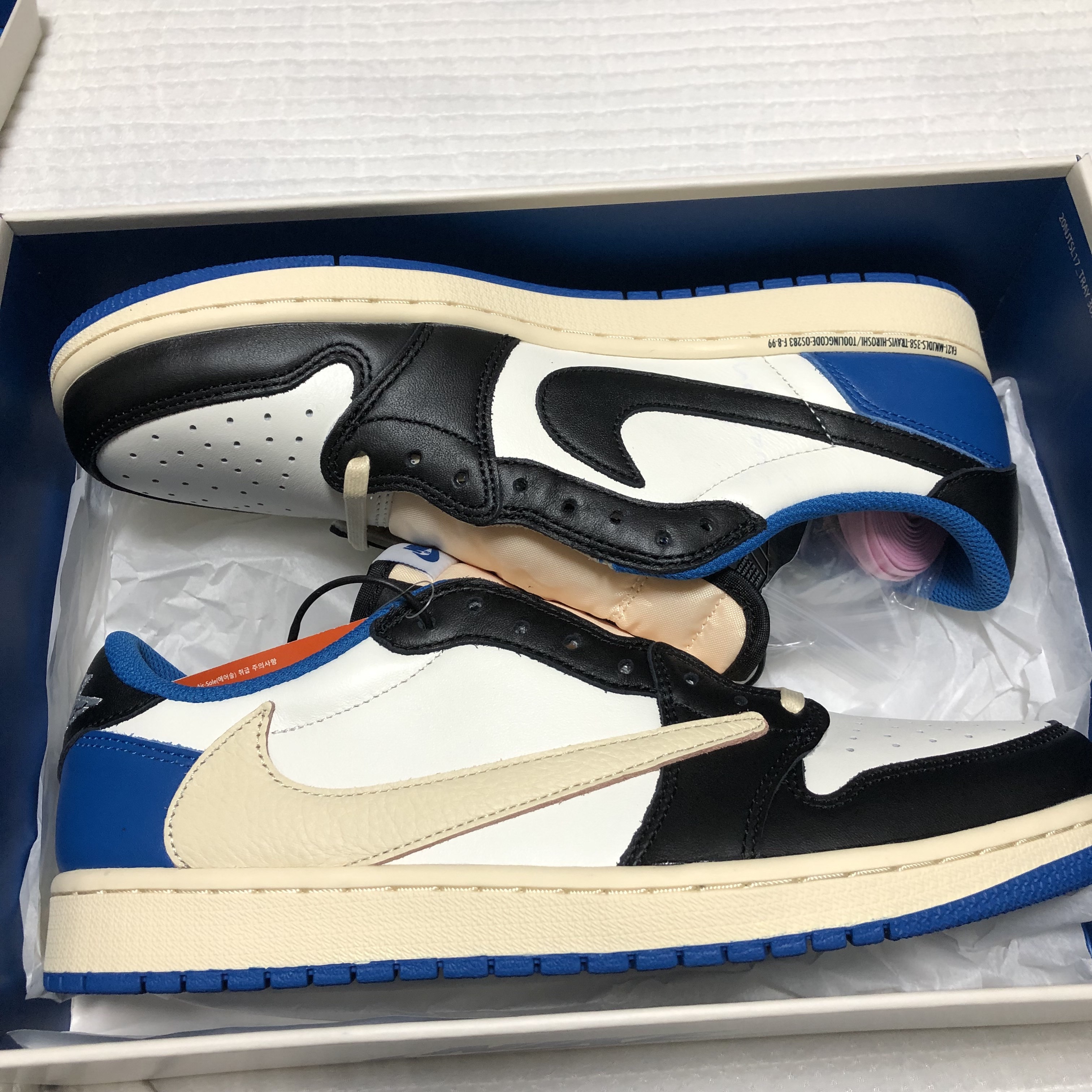 Jordan 1 x Travis Scott x Fragment Retro Low OG SP Military Blue 착용 스타일 - 2