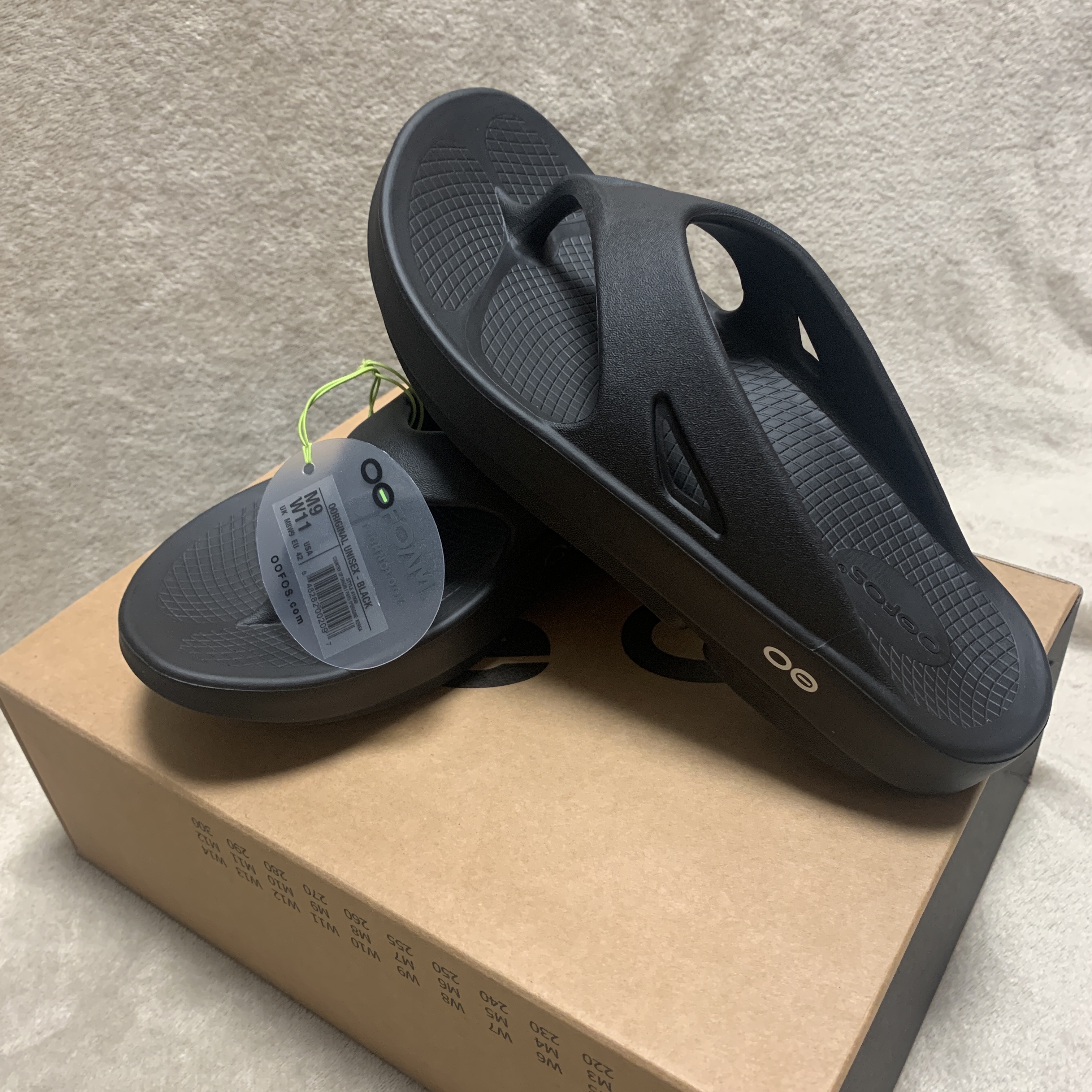 Oofos OOriginal Black 착용 스타일