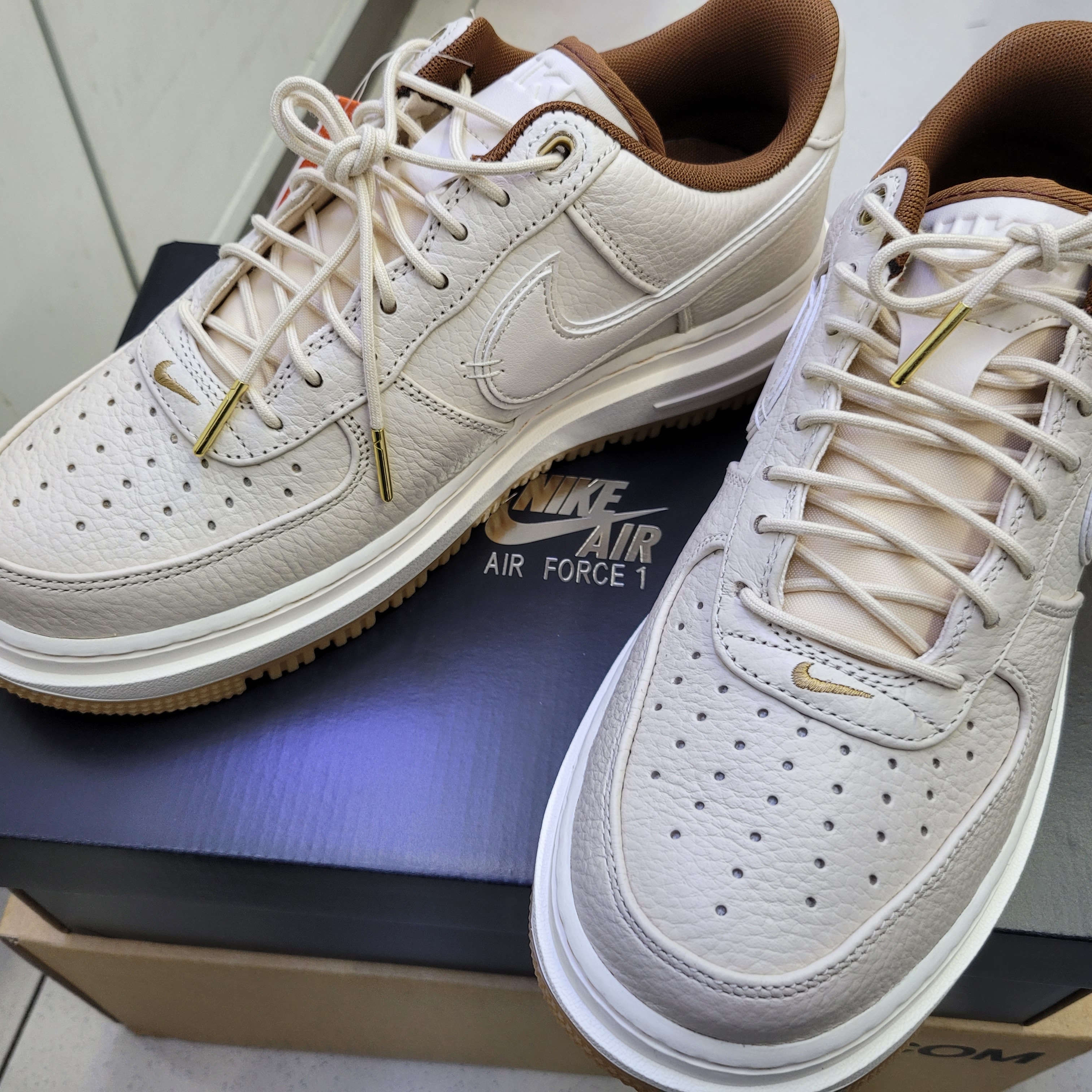 Nike Air Force 1 Luxe Pearl White 착용 스타일 - 2