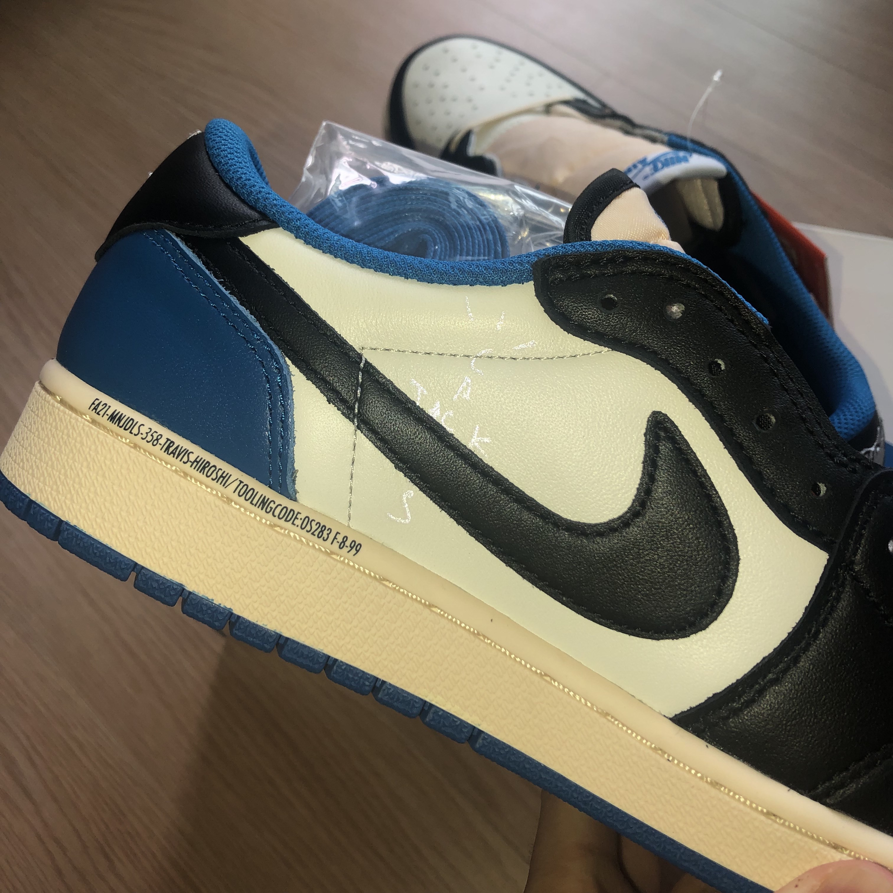 Jordan 1 x Travis Scott x Fragment Retro Low OG SP Military Blue 착용 스타일 - 5