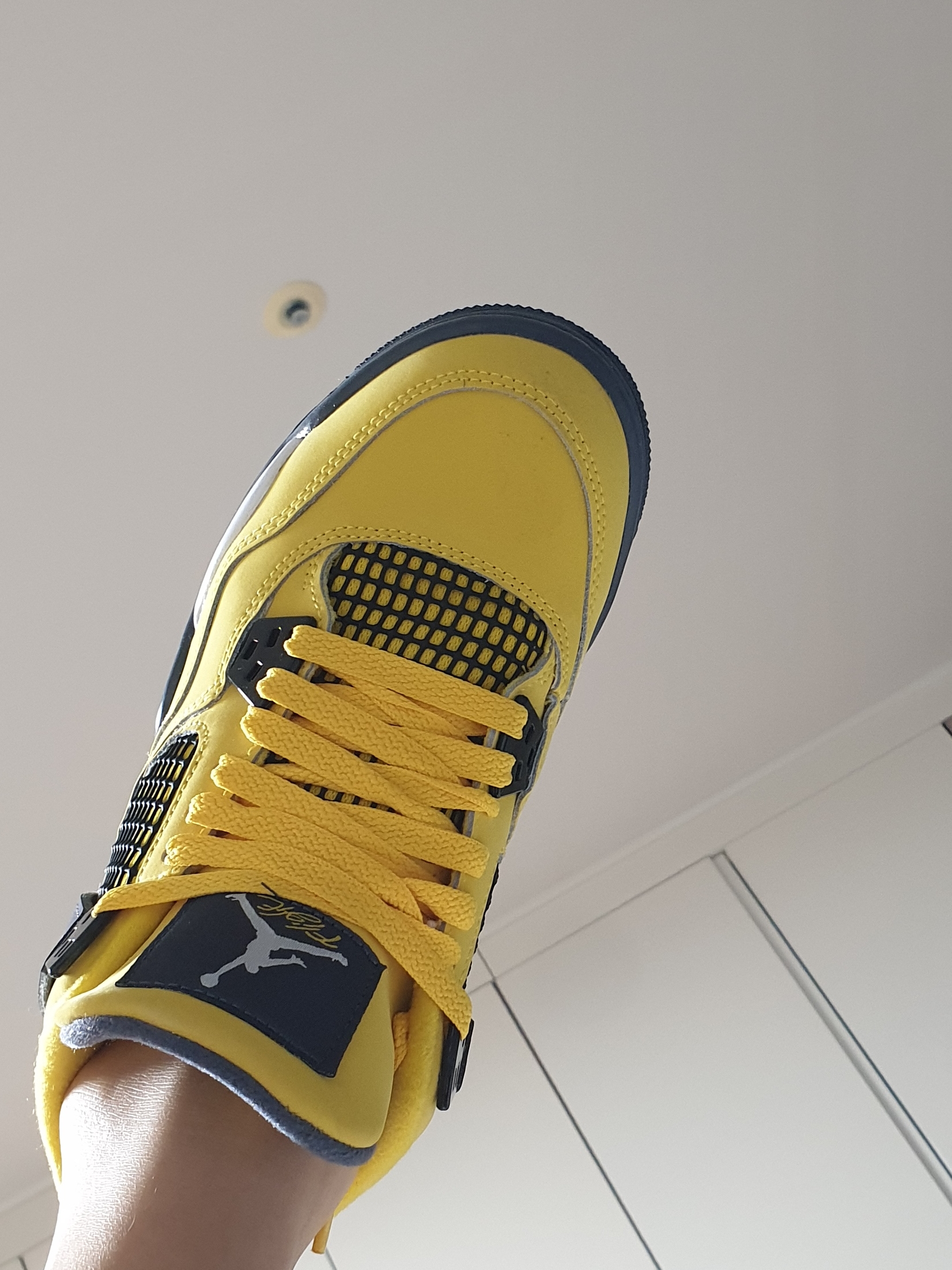 (GS) Jordan 4 Retro Tour Yellow, Jordan 4 Retro Tour Yellow 착용 스타일 - 1