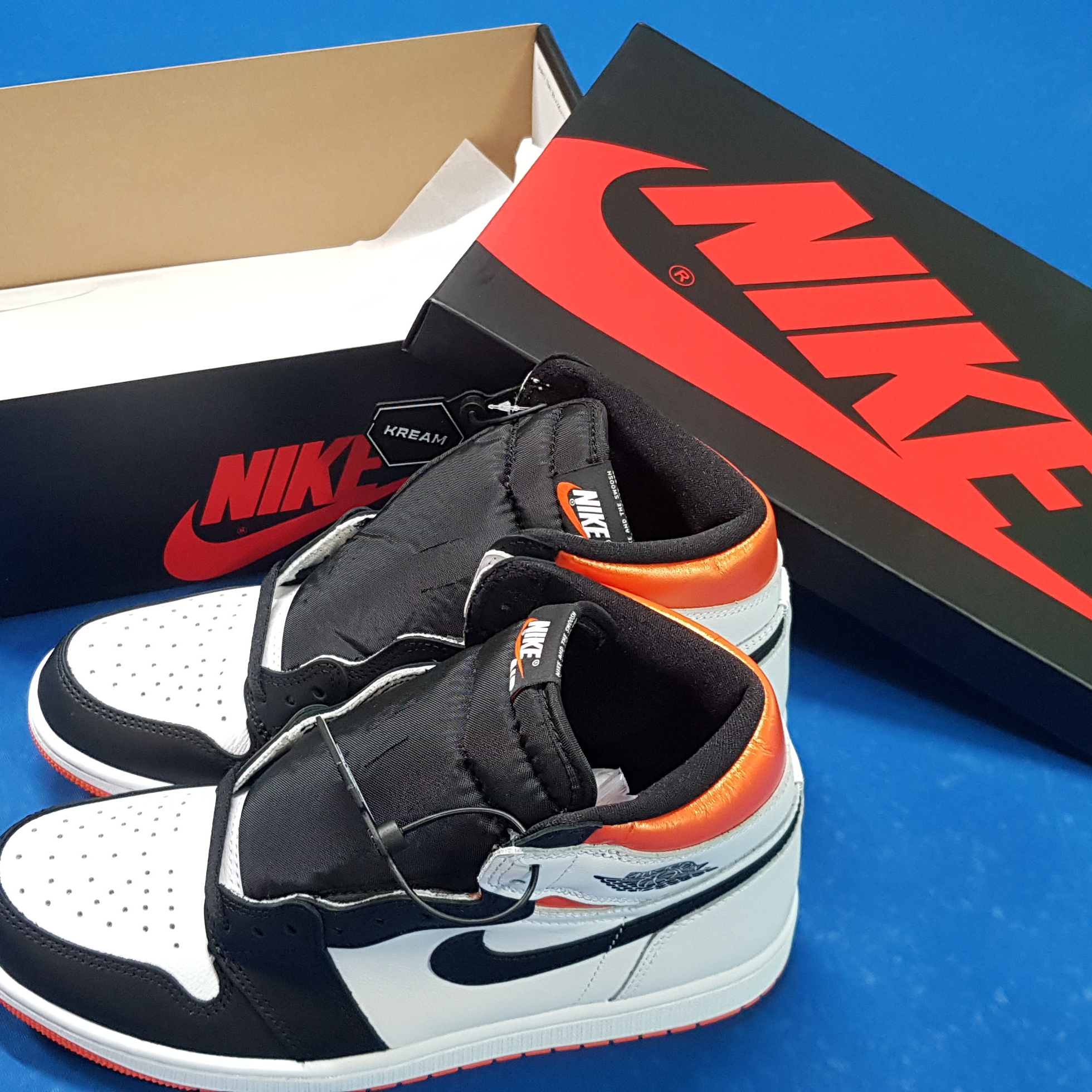 Jordan 1 Retro High OG Electro Orange 착용 스타일 - 2