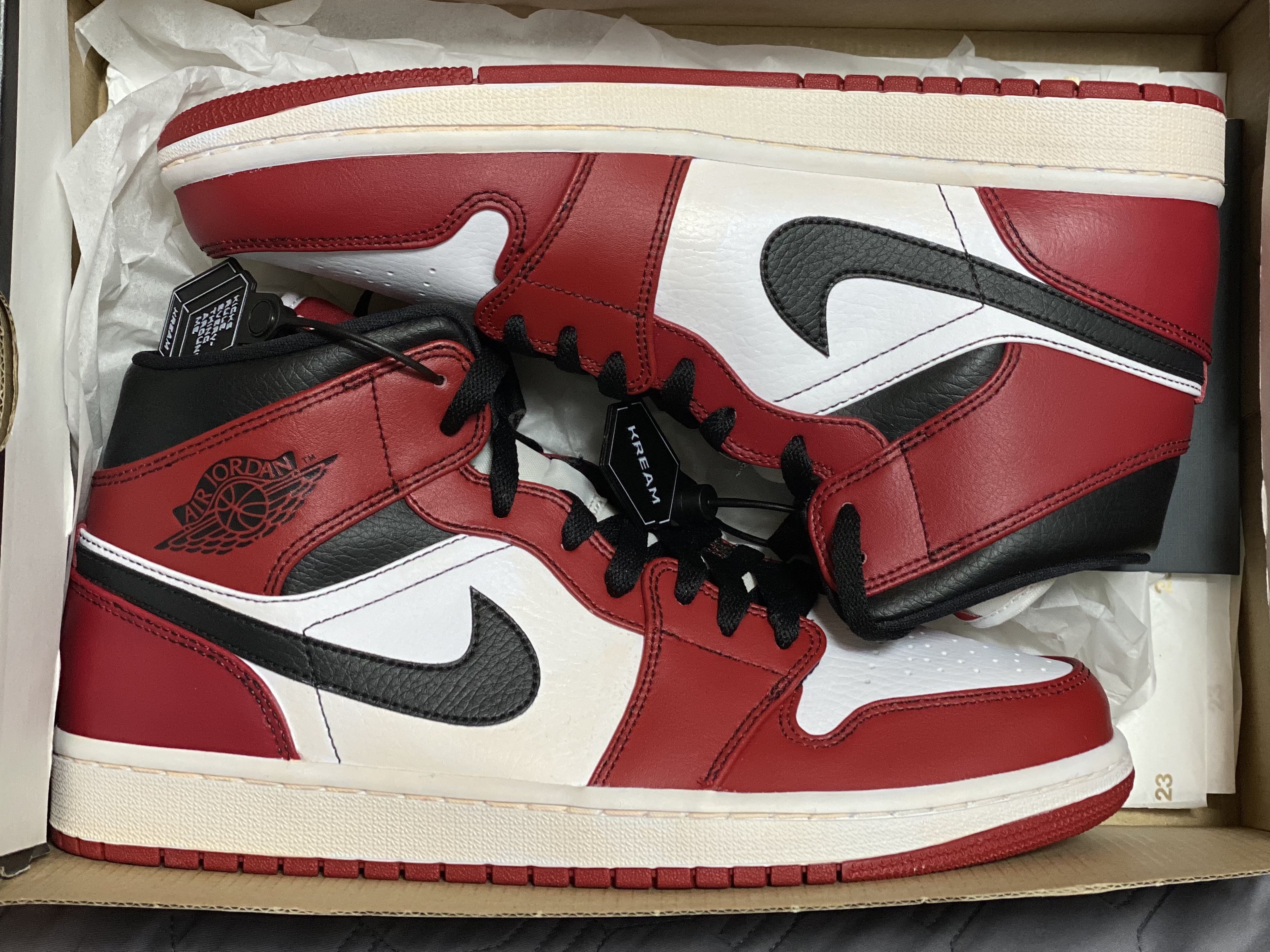Jordan 1 Mid Chicago 2020 착용 스타일 - 3