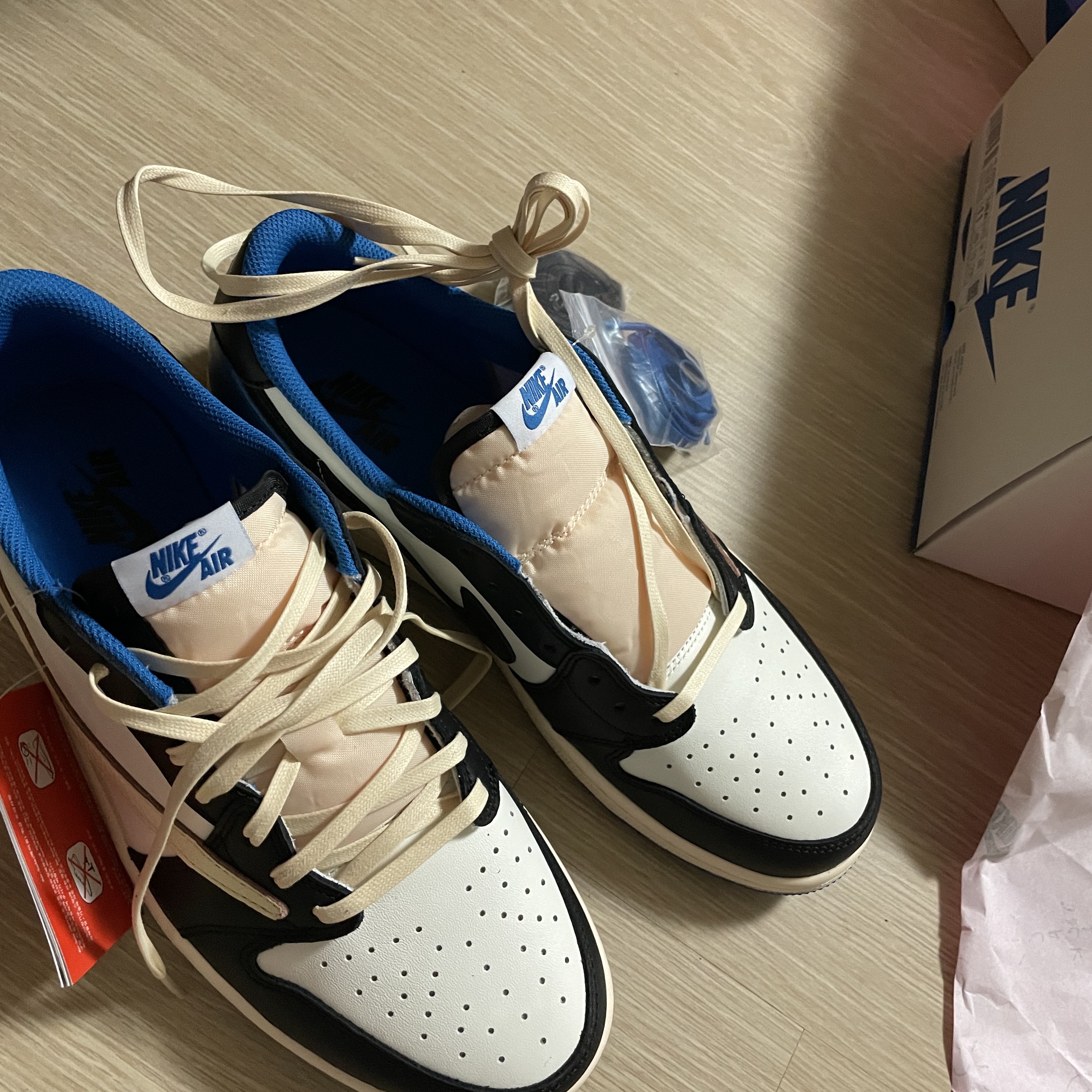 Jordan 1 x Travis Scott x Fragment Retro Low OG SP Military Blue 착용 스타일 - 1