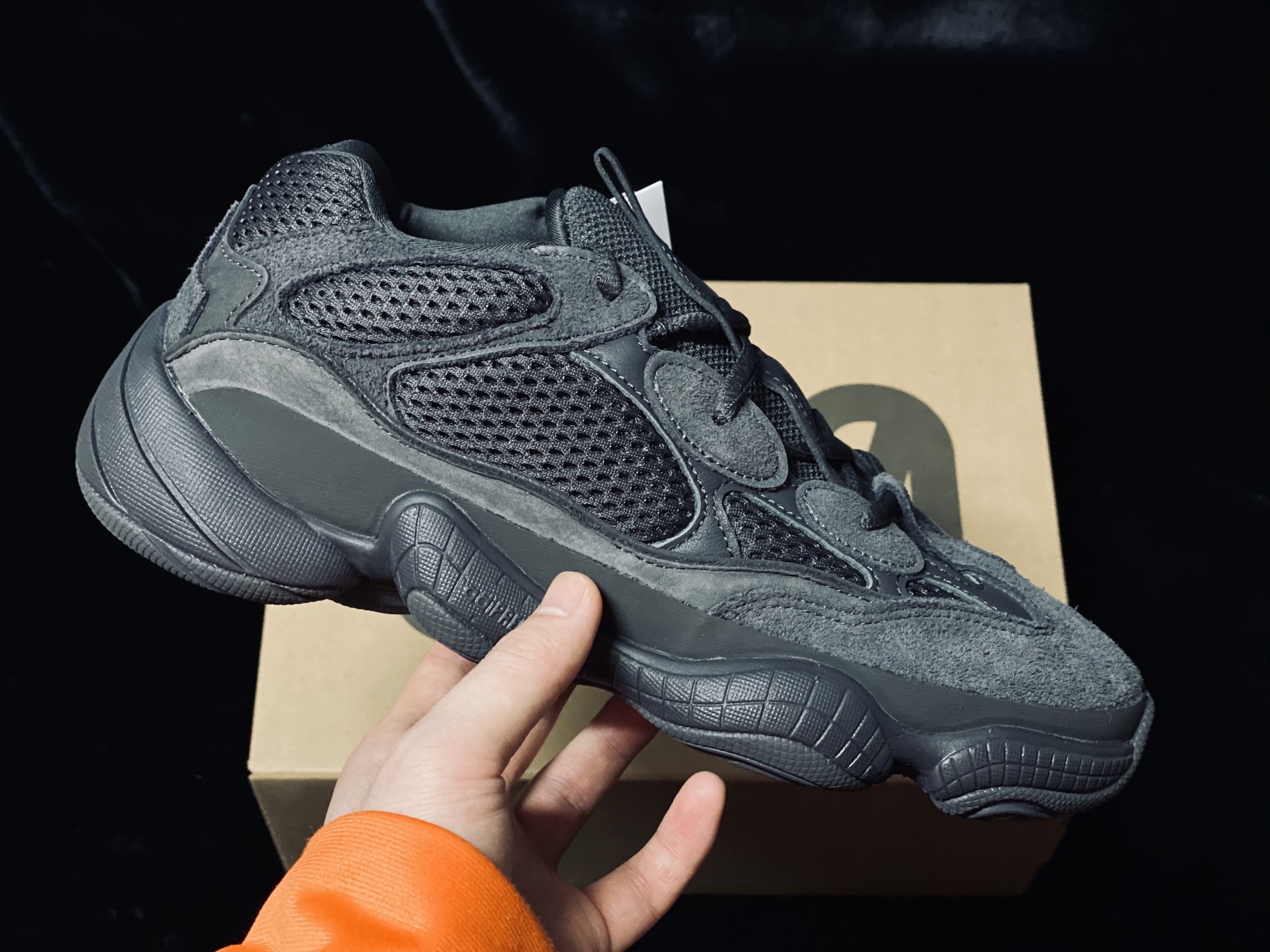 Adidas Yeezy 500 Utility Black 2018/2020 착용 스타일 - 1