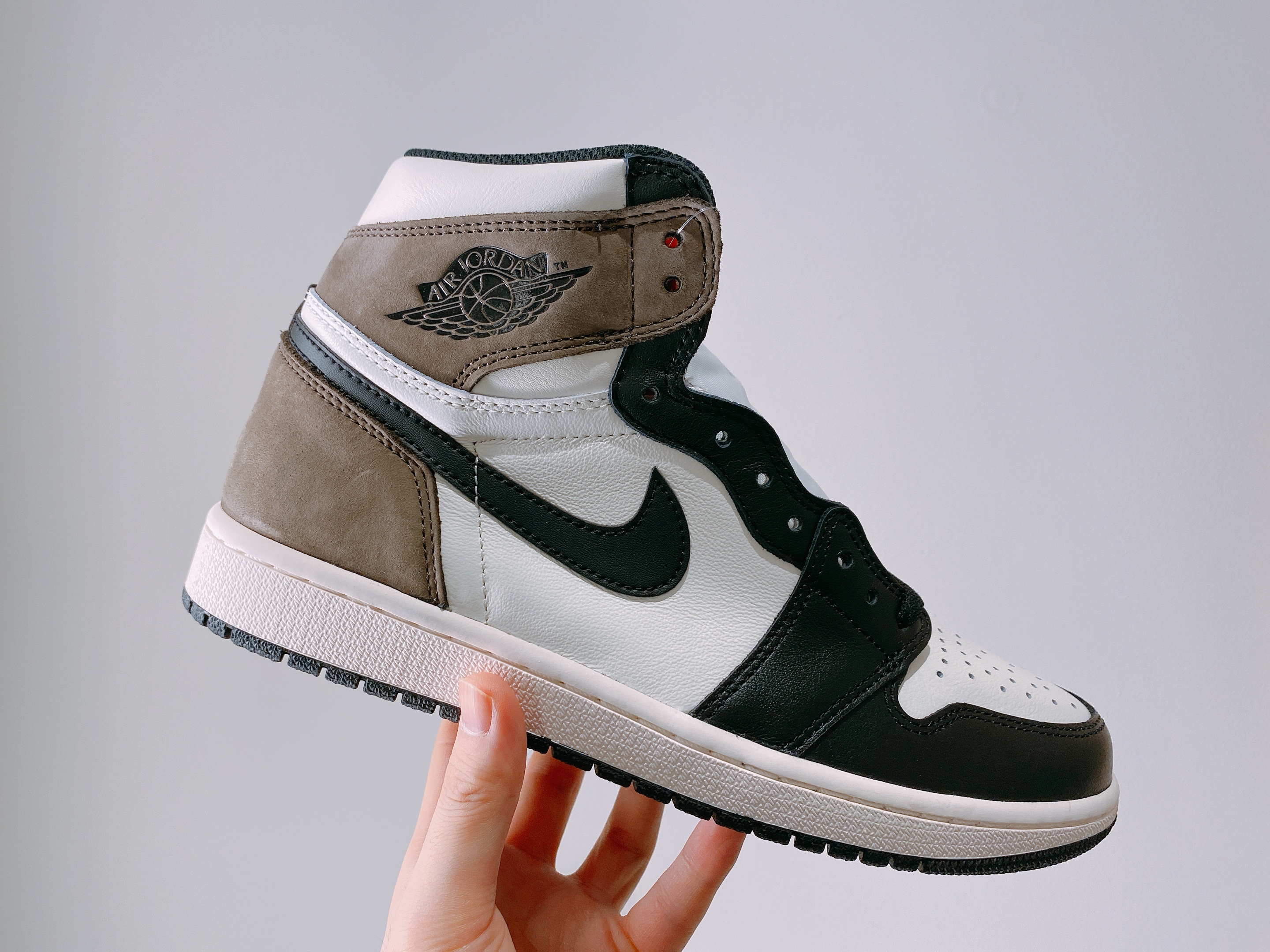 Jordan 1 Retro High OG Black Mocha 착용 스타일 - 4