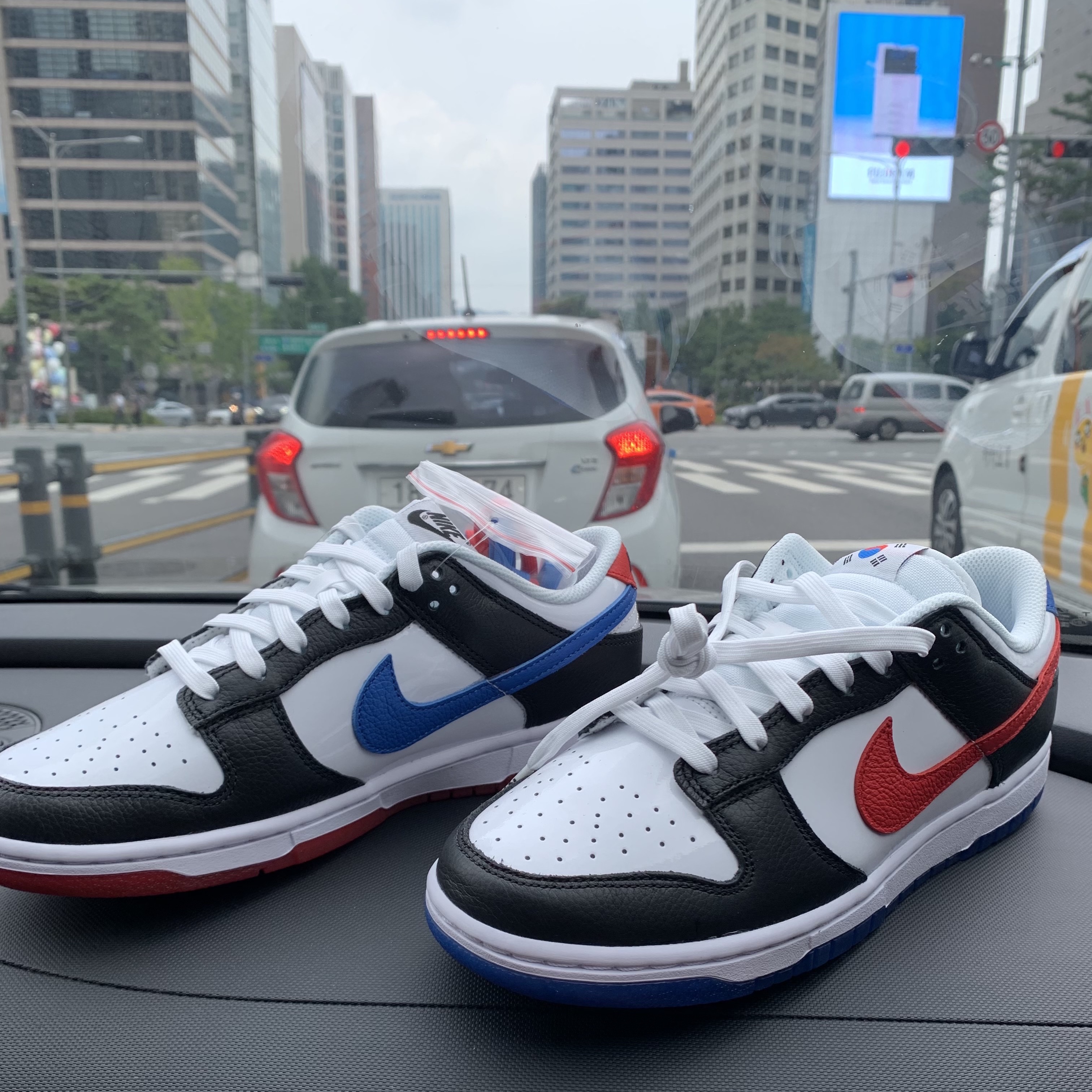 Nike Dunk Low SE Seoul (With Special Gift) 착용 스타일 - 4