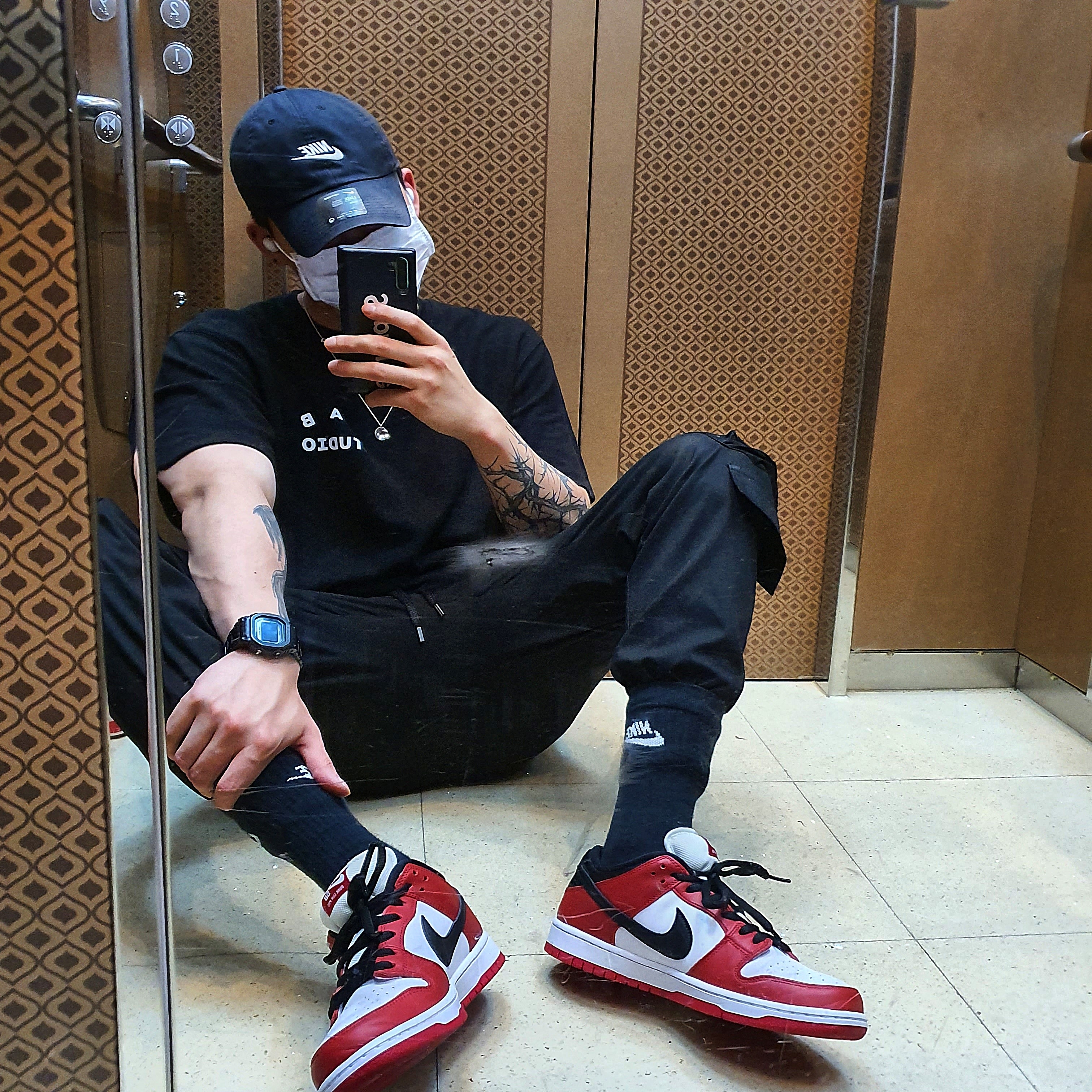 IAB Studio T-Shirt Black, Nike SB Dunk Low Pro Chicago 착용 스타일