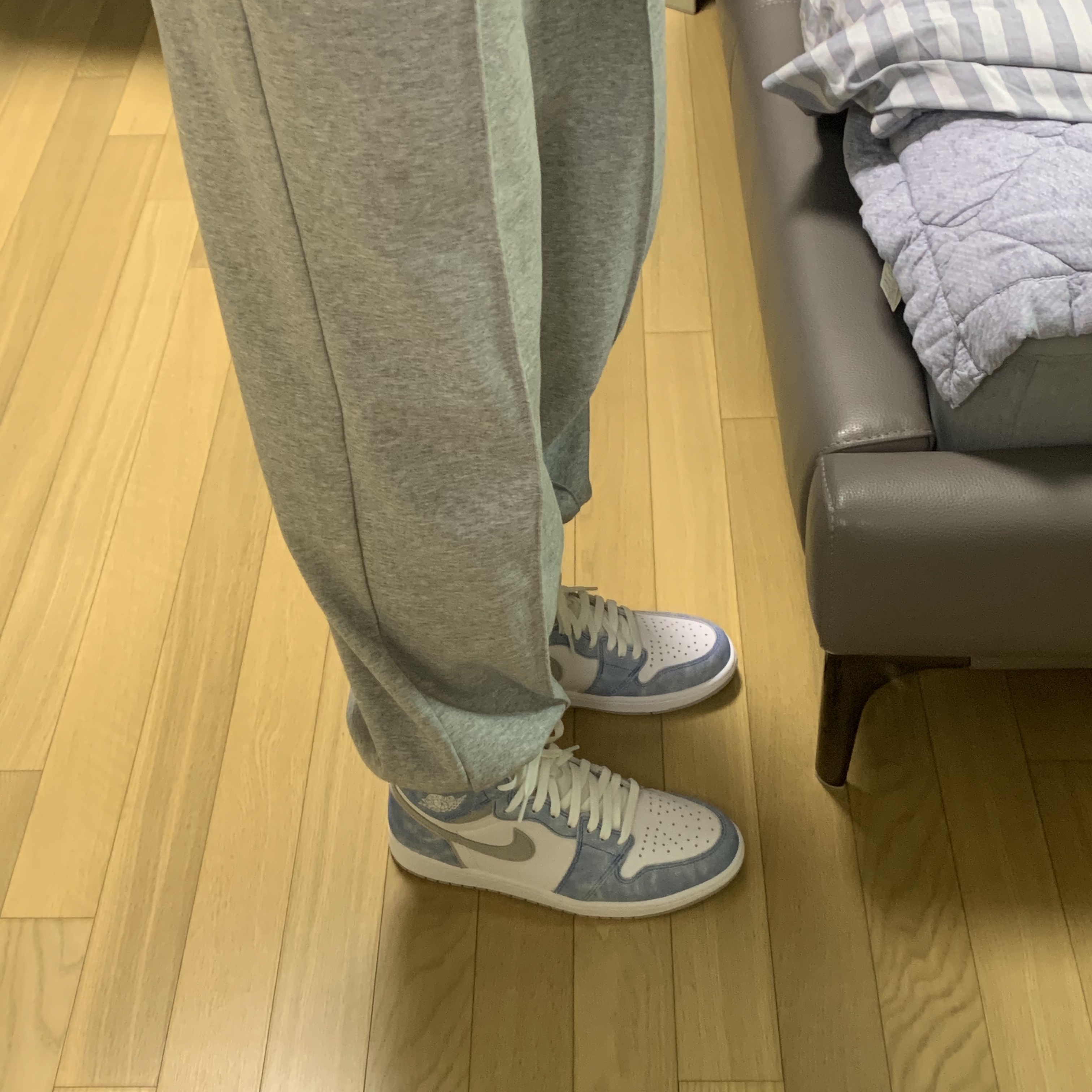 Jordan 1 Retro High OG Hyper Royal 착용 스타일 - 4