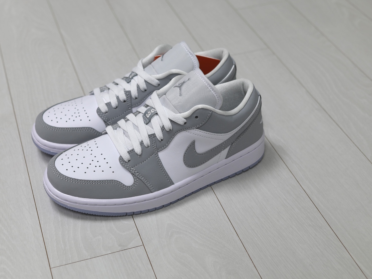 (W) Jordan 1 Low White Wolf Grey 착용 스타일 - 1